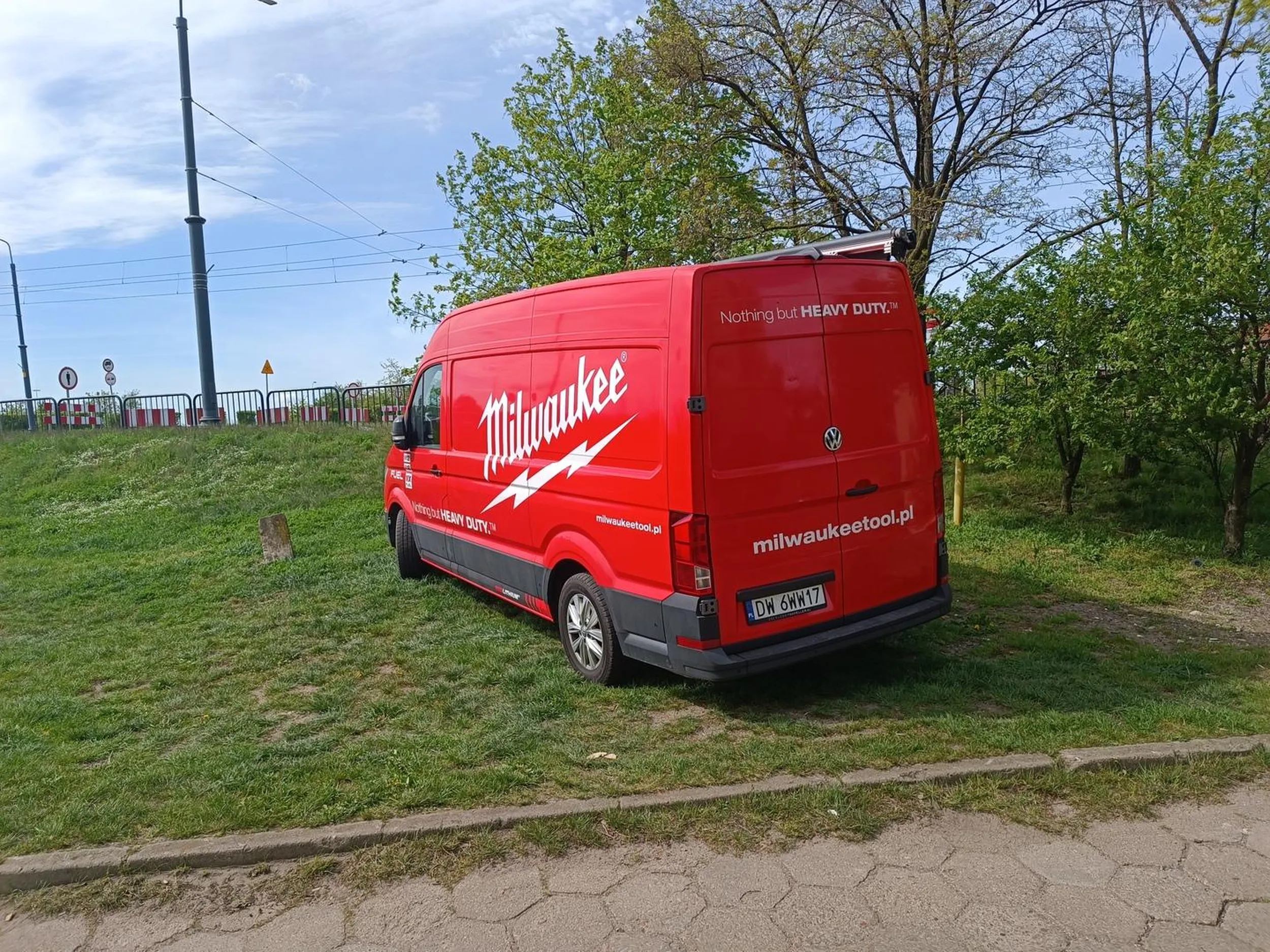 Parkingi sa dla slabych. Trzeba zniszczyc kazdy skrawek zieleni