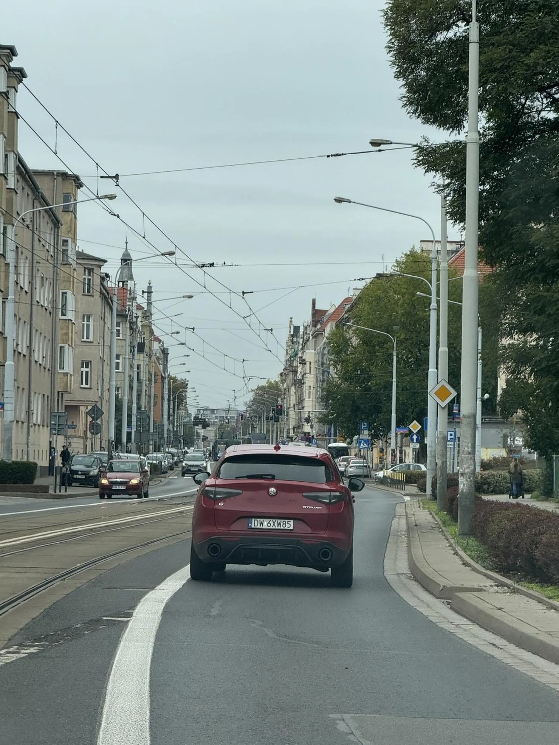 Człowiek wymusił pierwszeństwo we Wrocławiu wjechał tak o bez patrzenia, a ja rozpędzony na drodze z pierwszeństwem o mało do wypadku nie doszło, a później problem i jeszcze próba wmówienia mi, że to moja wina