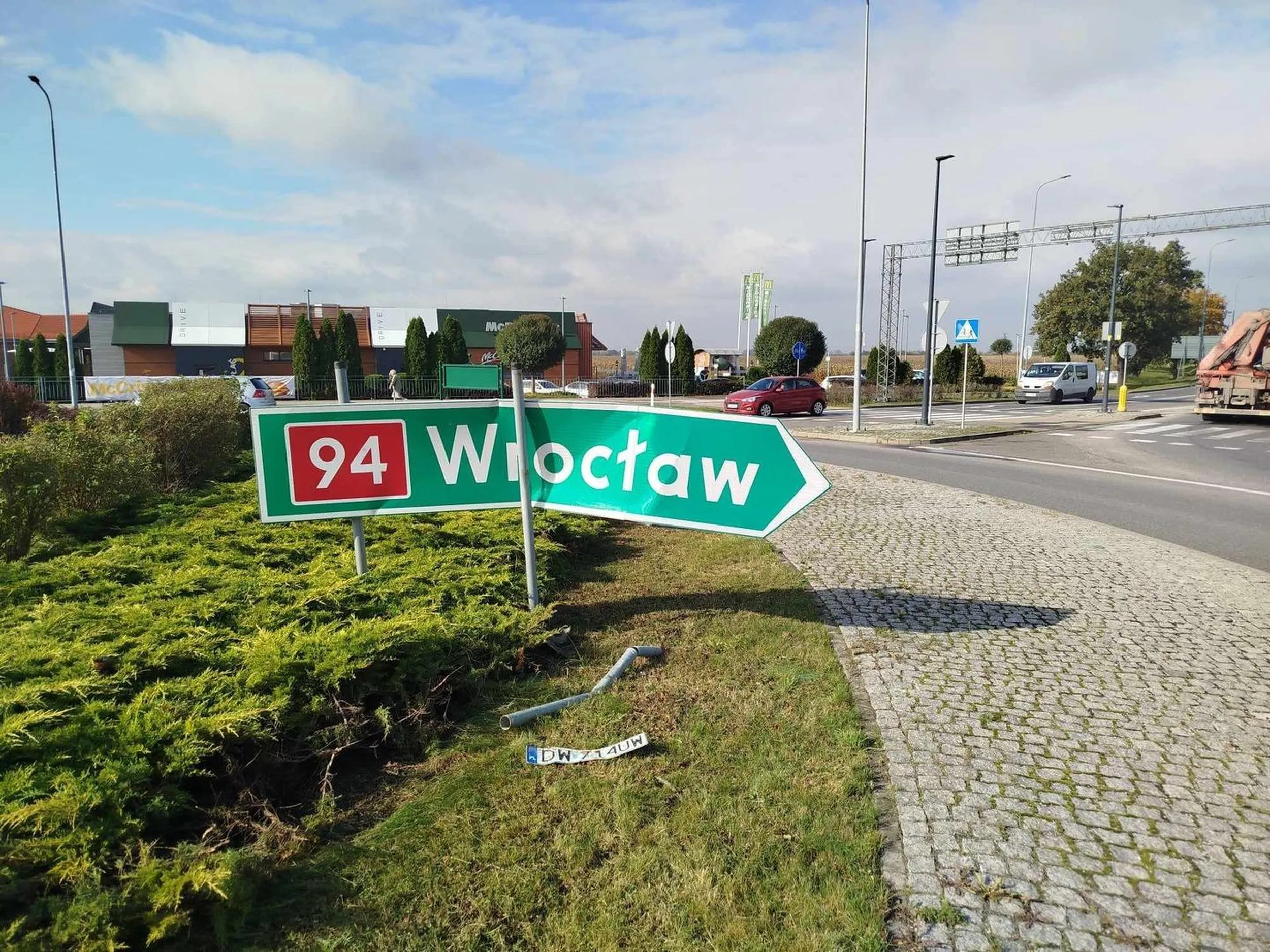 Rozwalił znak i uciekł