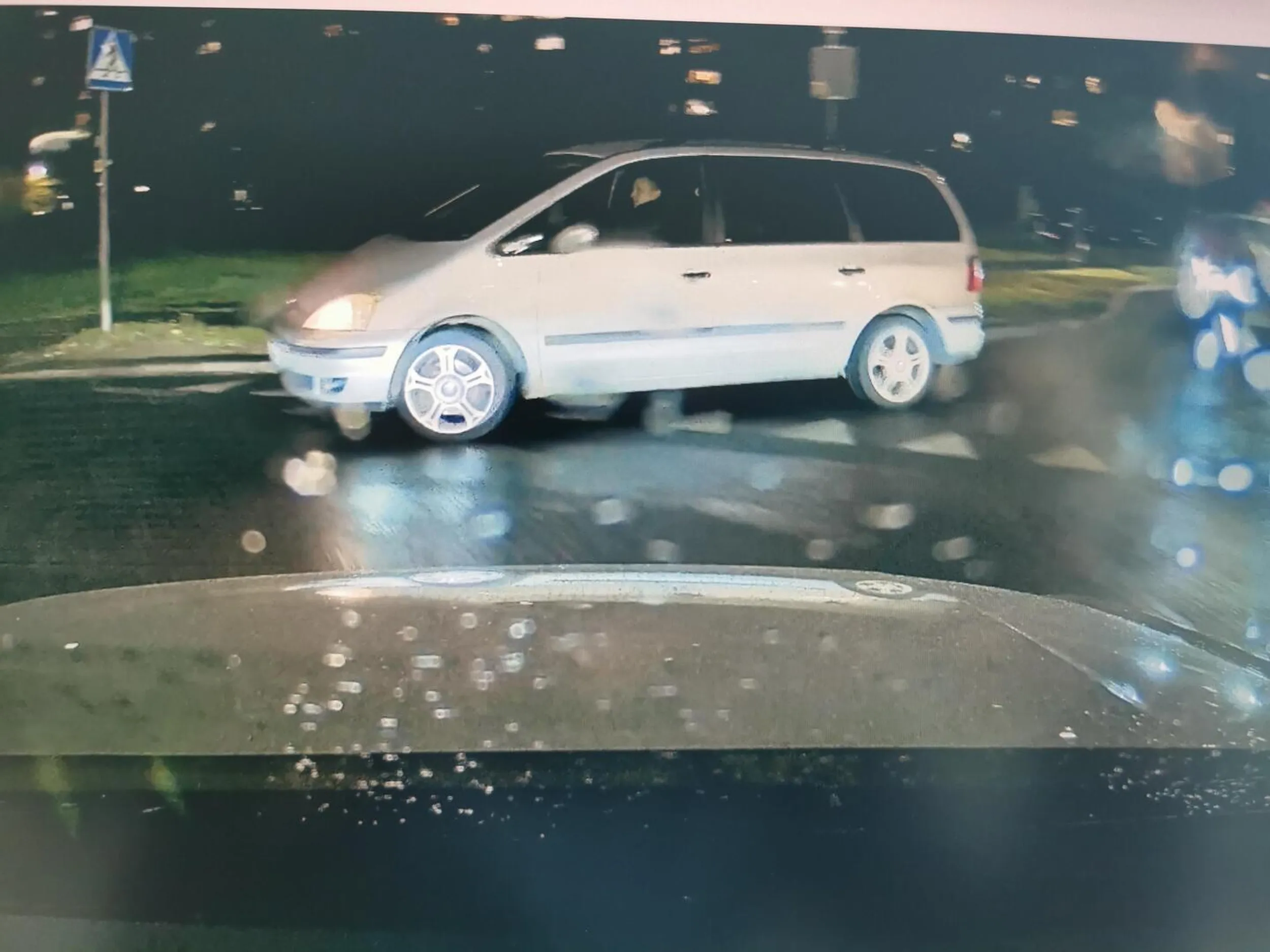 Gość wymusza na skrzyżowaniu jak by był świętą krową. Nawet nie spojrzał czy ktoś jedzie.