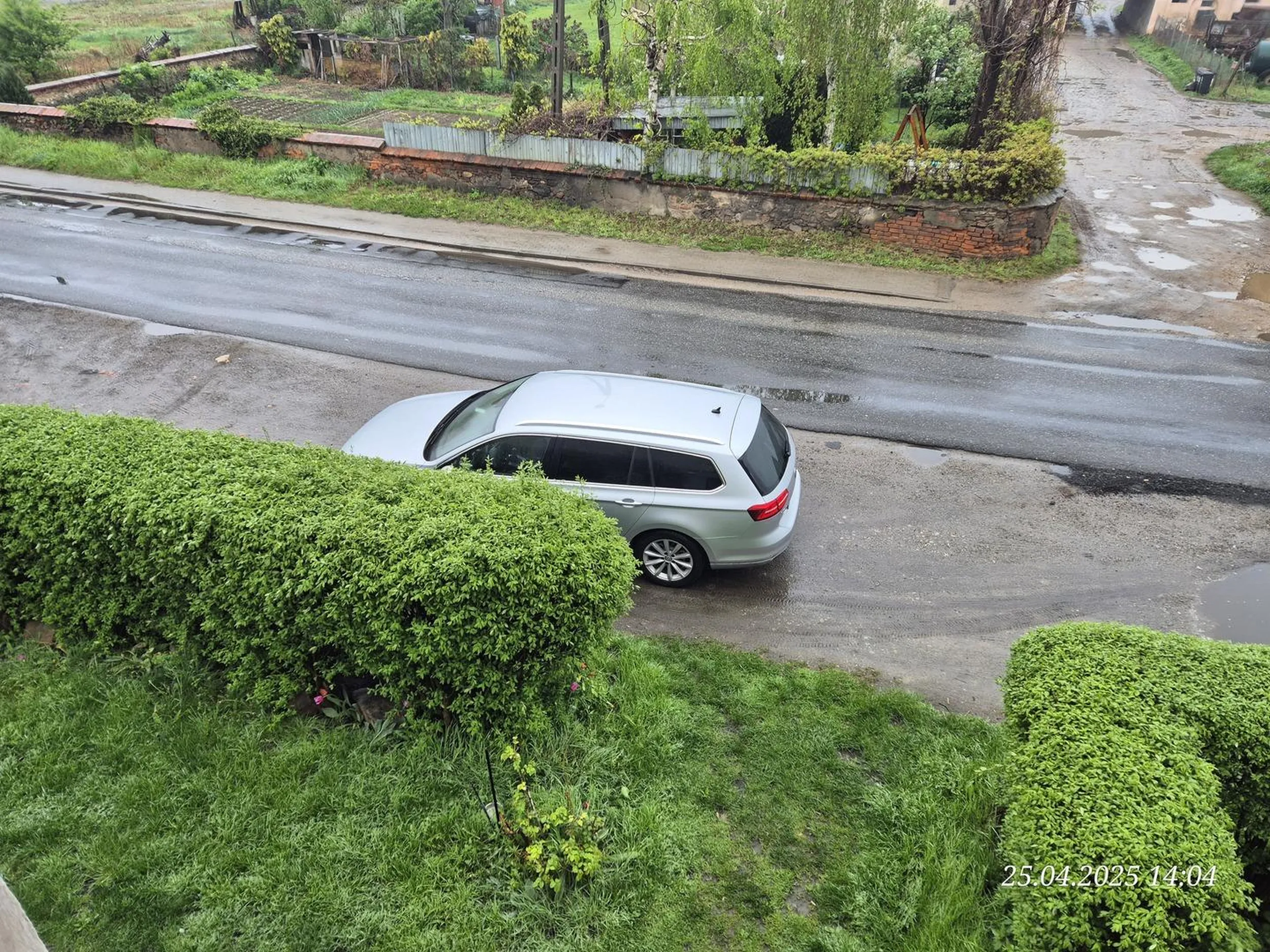 Jesteś jakas ograniczona umysłowo czy o co chodzi? Nie potrafisz tym autem normalnie zaparkować? Miejsc na 4 samochody, no ale jak jesteś to na jedno