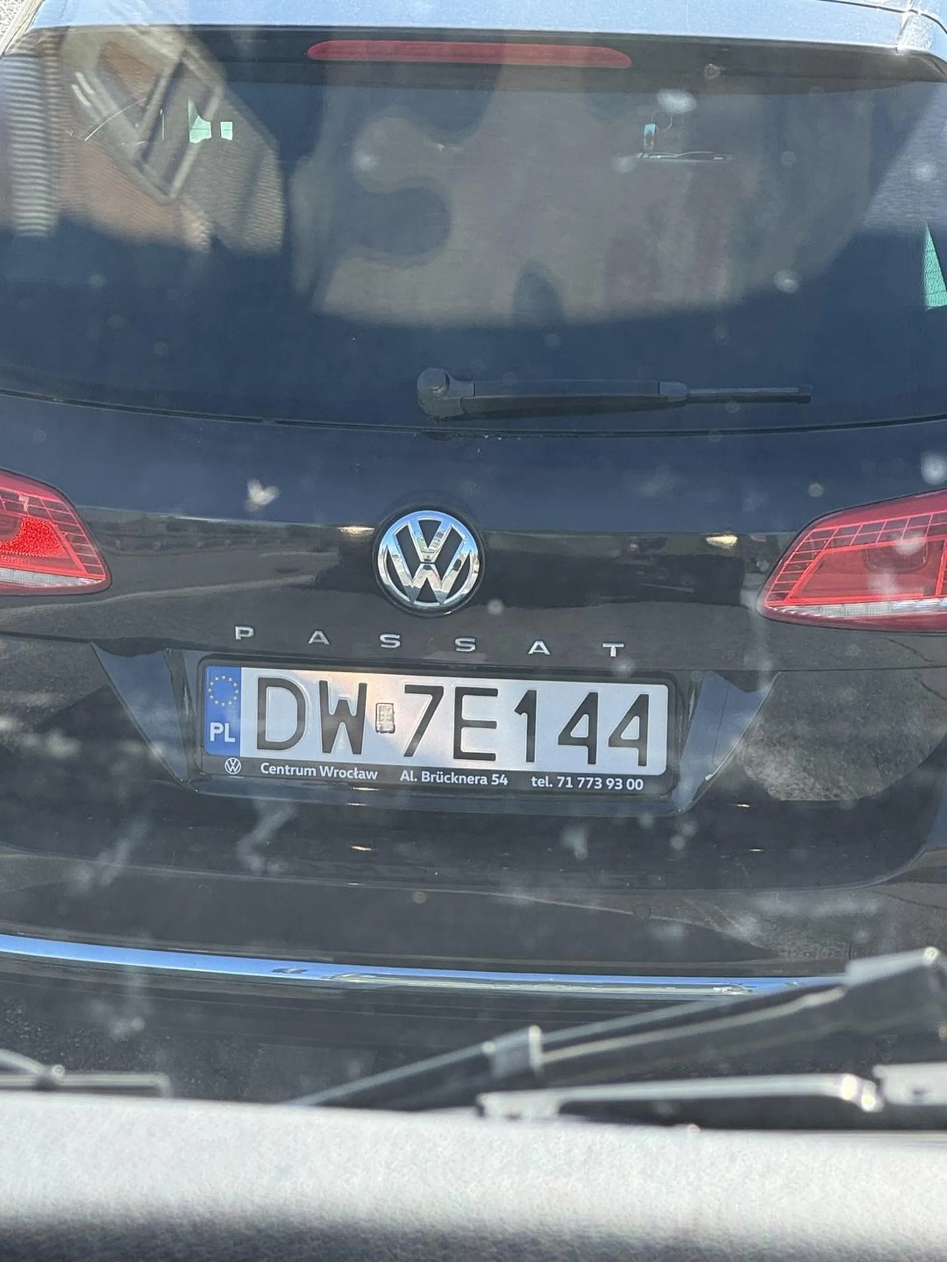 Pan kierowca „Passerstti” wyprzedził zespół pojazdów 2 ciężarówki holujące się 30t + Używając do tego kończącego się pasa ruchu do wyprzedzania, przejechał po pasie wyłączonym z ruchu „tak ten zakreskowany”, po nim zaczynał się pas do jazdy w lewo następnie wykonał manewr i  wjechał przed Ciężarówkę na pas do jazdy prosto i tu gwałtownie wyhamował do zbliżających się świateł mając spory zapas i możliwość zrobienia tego płynnie bez problemu. Gdzie ciężarówki jadąc 60 po wciśnięciu hamulców spaliły opony na asfalcie z ledwością wyhamowując. Szczęście bo się udało gdyby się nie udało kierowca został by dosłownie zgnieciony do poprzedzającego go pojazdu. Troszkę pomyśleć by nikomu nie stała się krzywda.