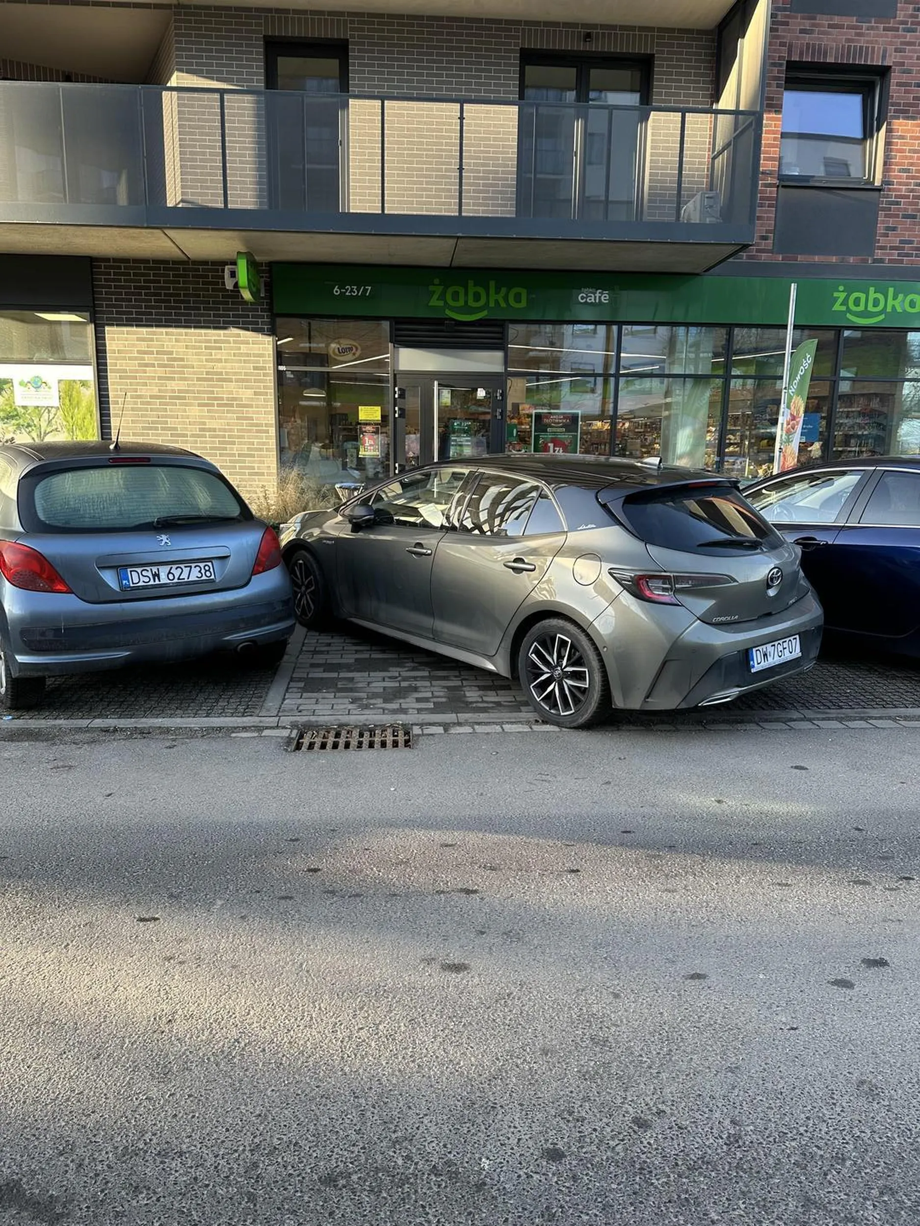 Agresywna parka musi parkować na chodniku