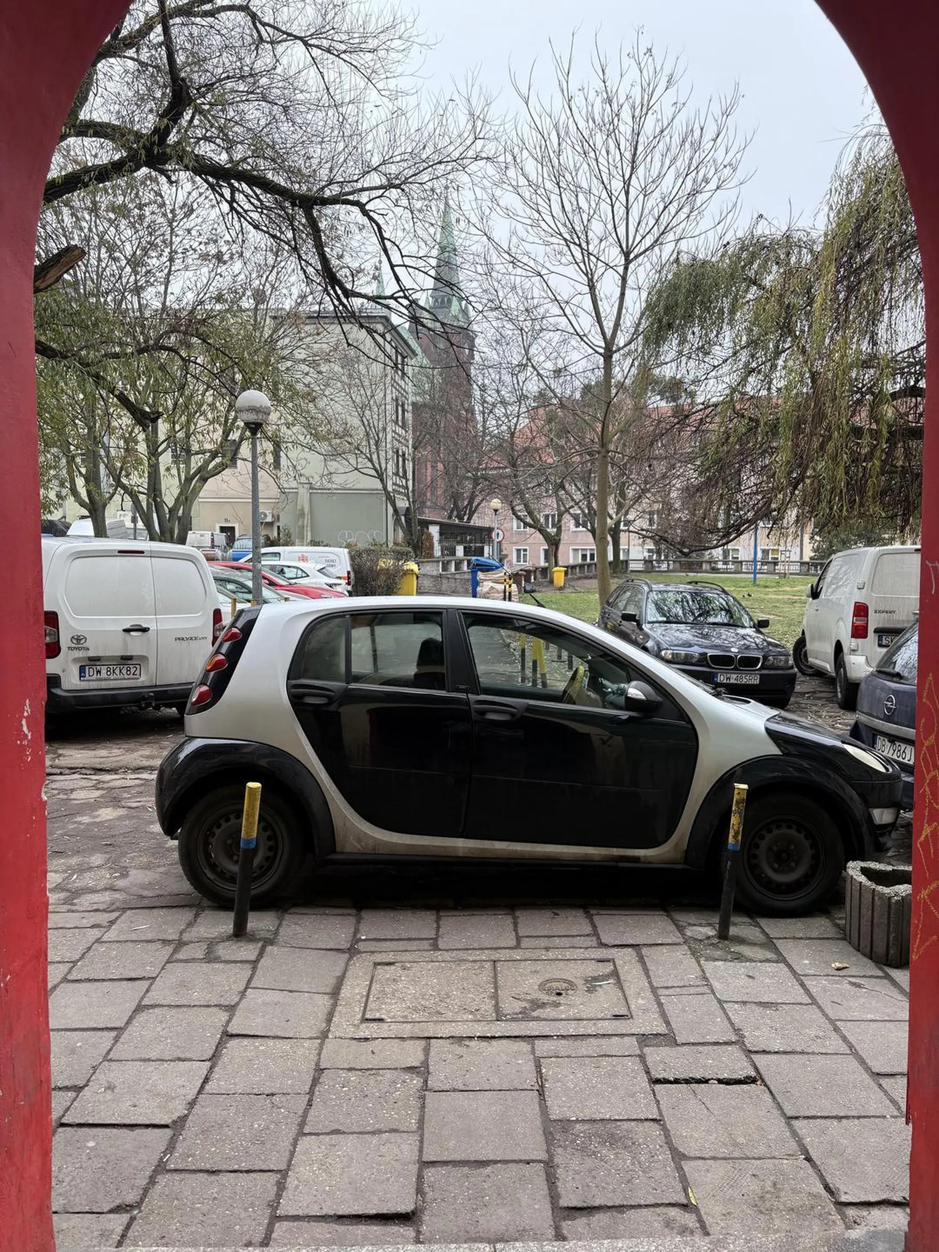 Kierowca chyba nie wie że na przejściu dla pieszych się nie staje