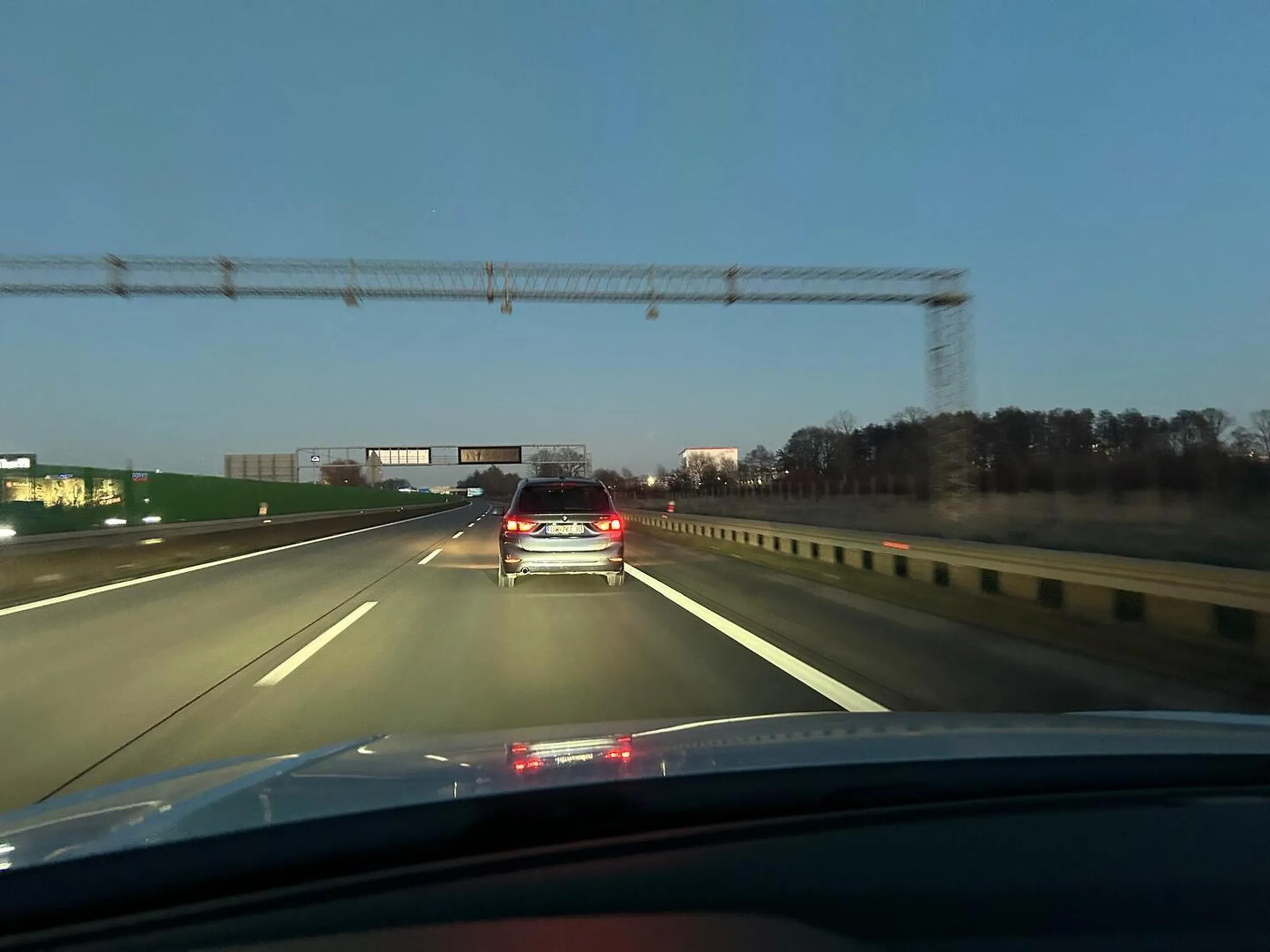 Dziś, 15.12.2025 o godz. 16:19, na autostradzie A4 w kierunku Wrocławia doszło do bardzo niebezpiecznej sytuacji. Kierowca BMW o numerze rejestracyjnym DW 7KC30 wjeżdżając z pasa rozbiegowego, bez upewnienia się co do sytuacji na drodze, zajął od razu skrajny lewy pas, doprowadzając niemal do poważnego wypadku. Tylko dzięki mojej szybkiej reakcji i gwałtownemu hamowaniu nie doszło do zderzenia – konsekwencje mogły być bardzo poważne dla kilku osób. Apeluję o rozwagę i znajomość podstawowych zasad ruchu drogowego. Pas rozbiegowy służy do bezpiecznego włączenia się do ruchu, a nie do wymuszania pierwszeństwa.