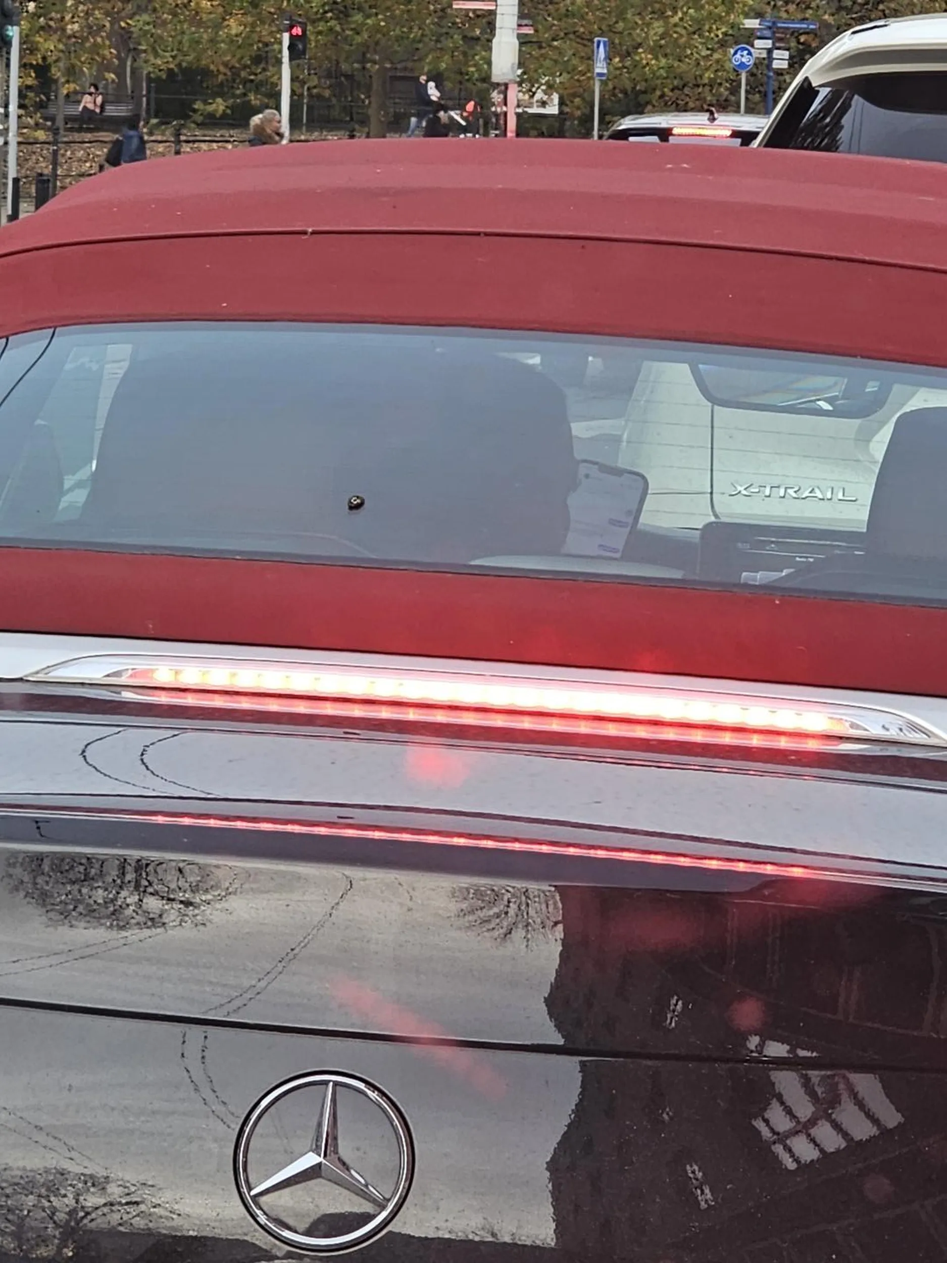 Blondyna z kwasem hialuronowym zamiast mozgu. Jezdzi z telefonem w rece, na pasie do skretu jedzie prosto, krolowa wszystkich pasow- strach jechac obok. Prawo jazdy do zwrotu, dramat.