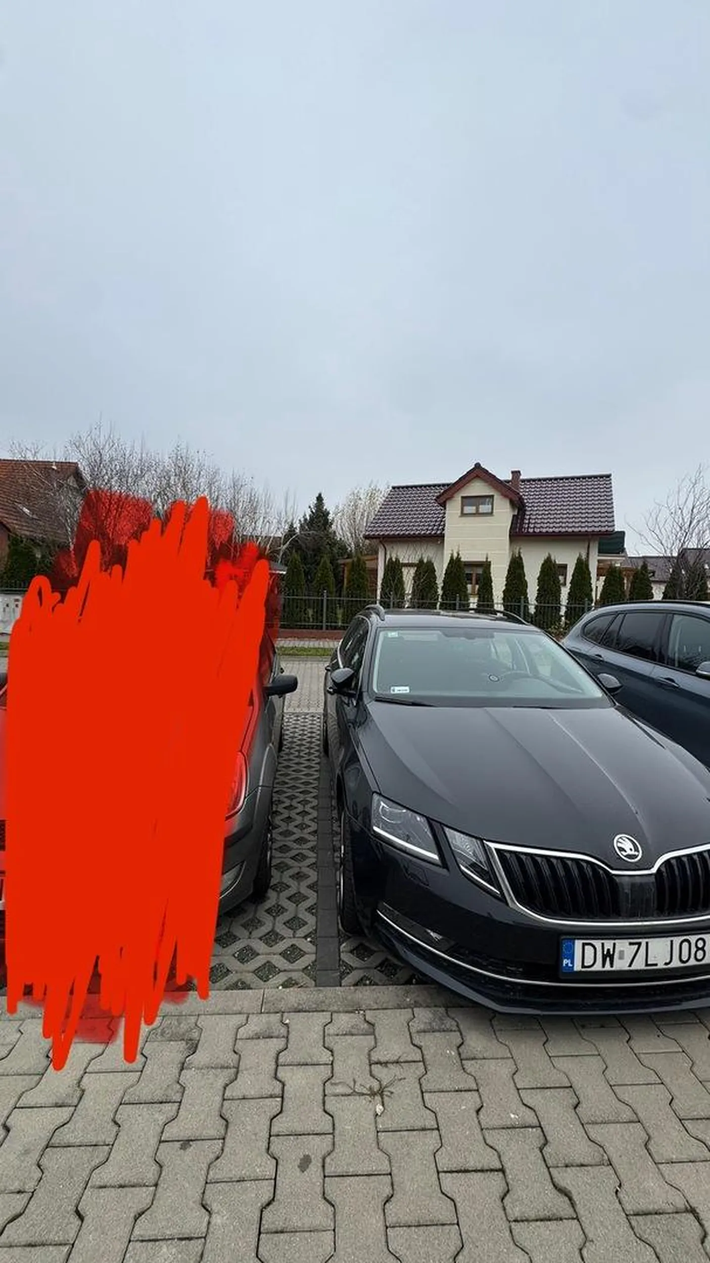 Niestey dziś rano nie byłam w stanie wsiąść do samochodu bo osoba parkująca nie zostawiła mi na to miejsca. Nie pozdrawiam Naucz się parkować proszę