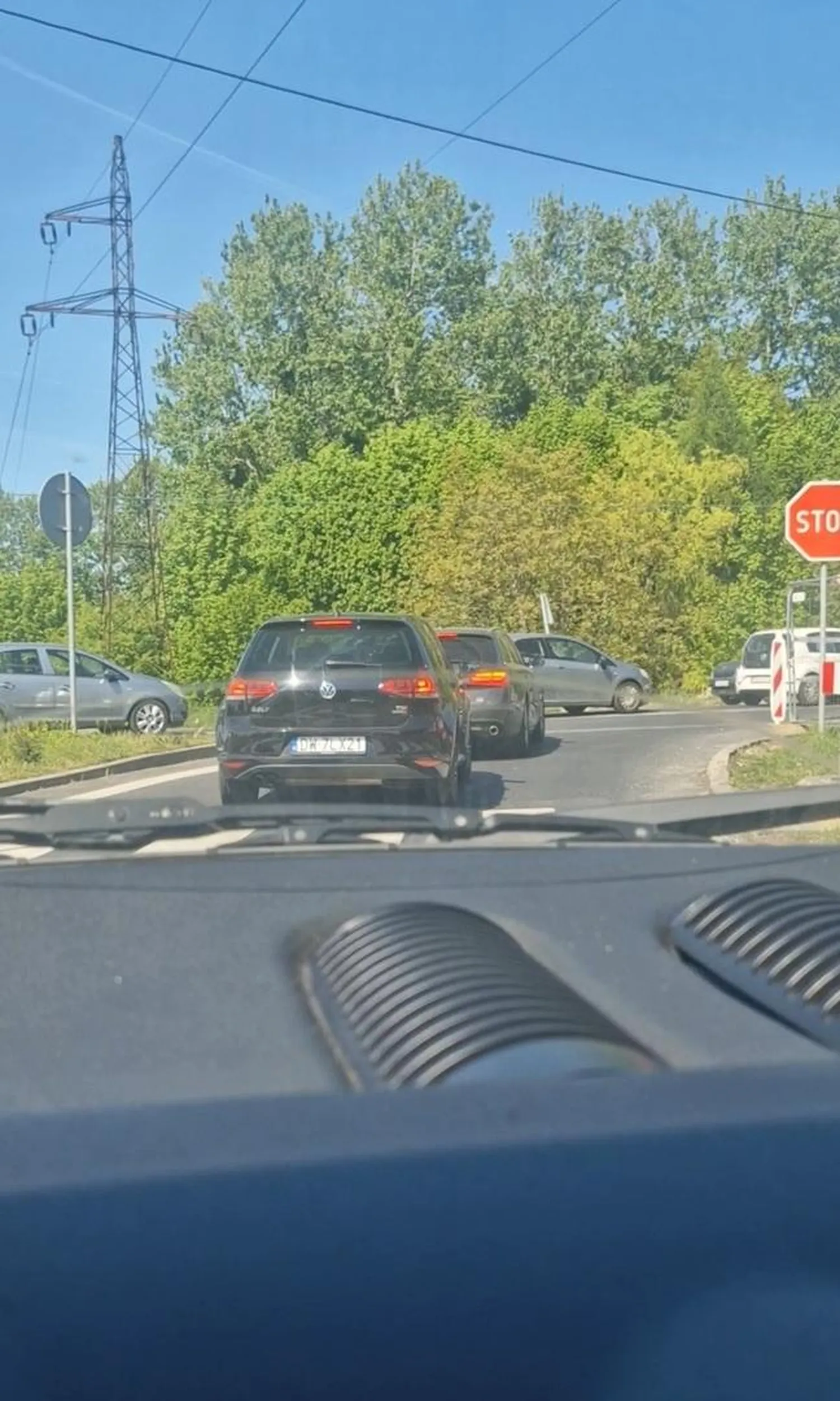 Siedzi na zderzaku, ostro hamuje na trasie szybkiego ruchu, zajeżdża drogę ?