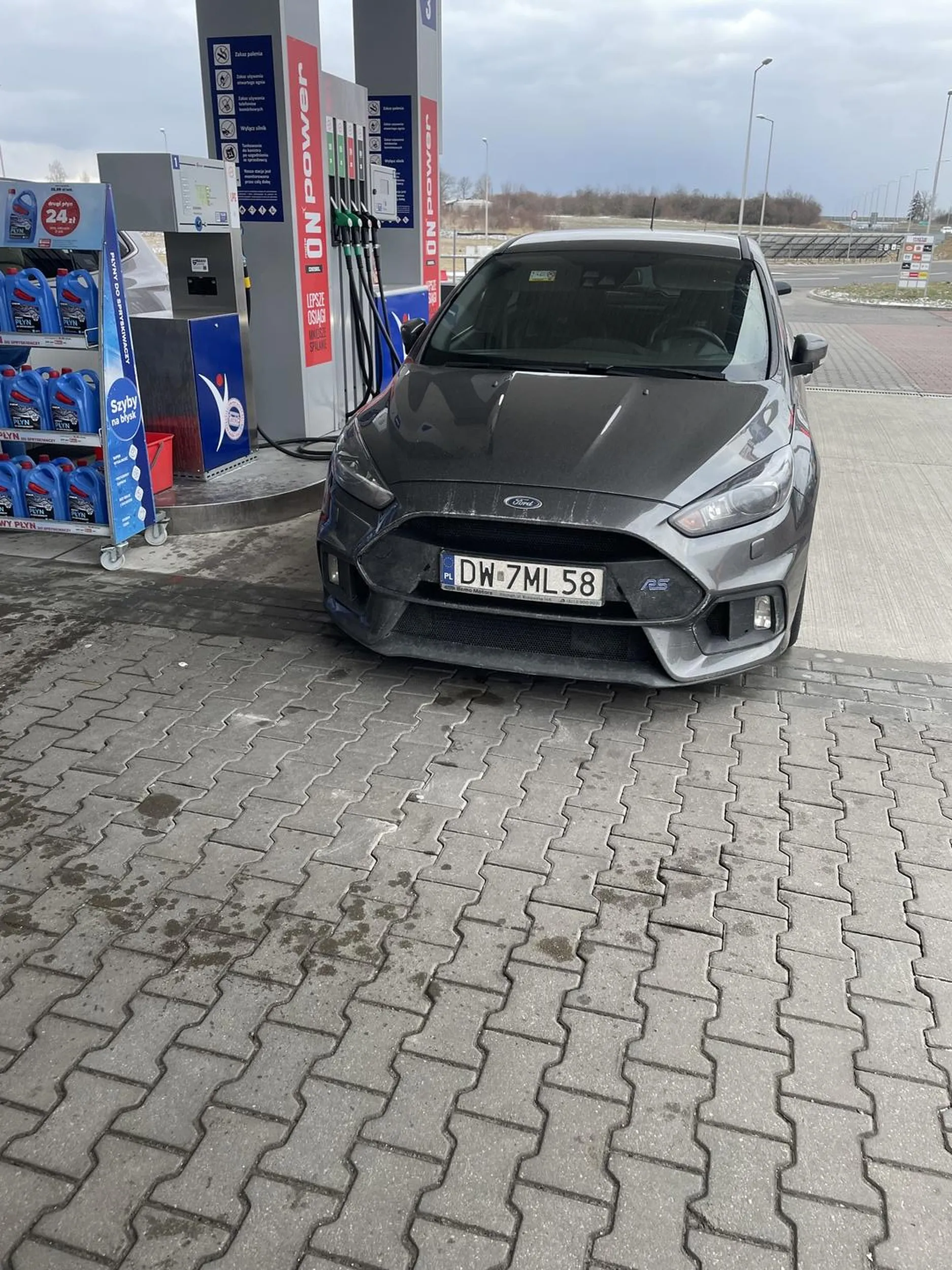 Pan w focusie rs między na S7 pod krakowem na zderzaku na cdntymetry, wyprzedzanie tirów poboczem, zapałka pomiędzy osobówkami. I małpka na stacji. Dramat.