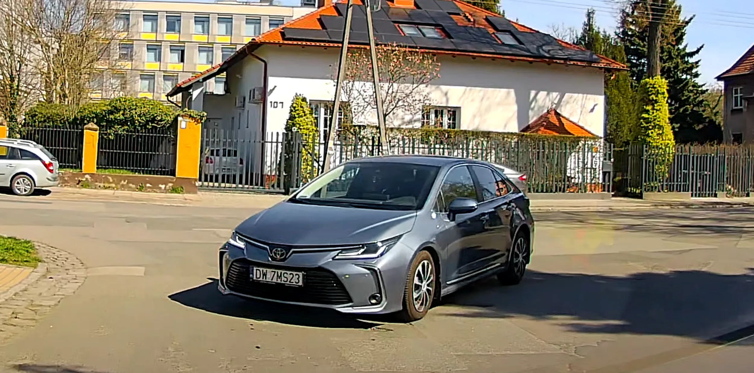 jakaś głupia cipa wjeżdża na pałe w zakręt nie wiedząc co ją może spotkać