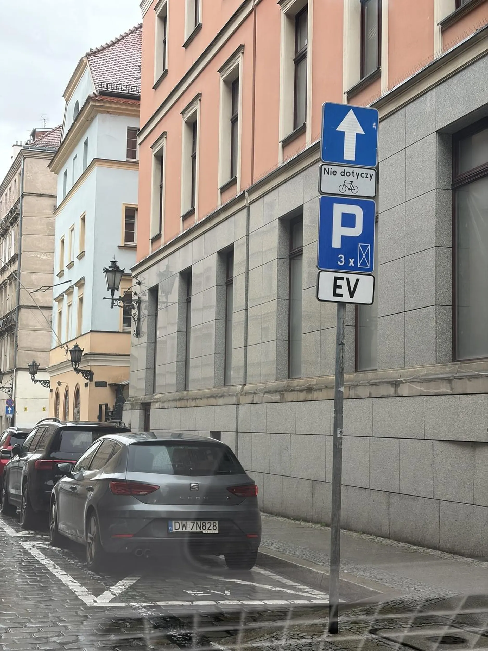 Prosty człowiek funkcjonujący jak małpa, który nie rozumie zmieniającego się otoczenia. Rozumiem, że smartfonu także nie używasz, tylko stary telefon z tarczą, skoro nie akceptujesz zmiany i zajmujesz miejsca, które nie są dla ciebie przeznaczone.