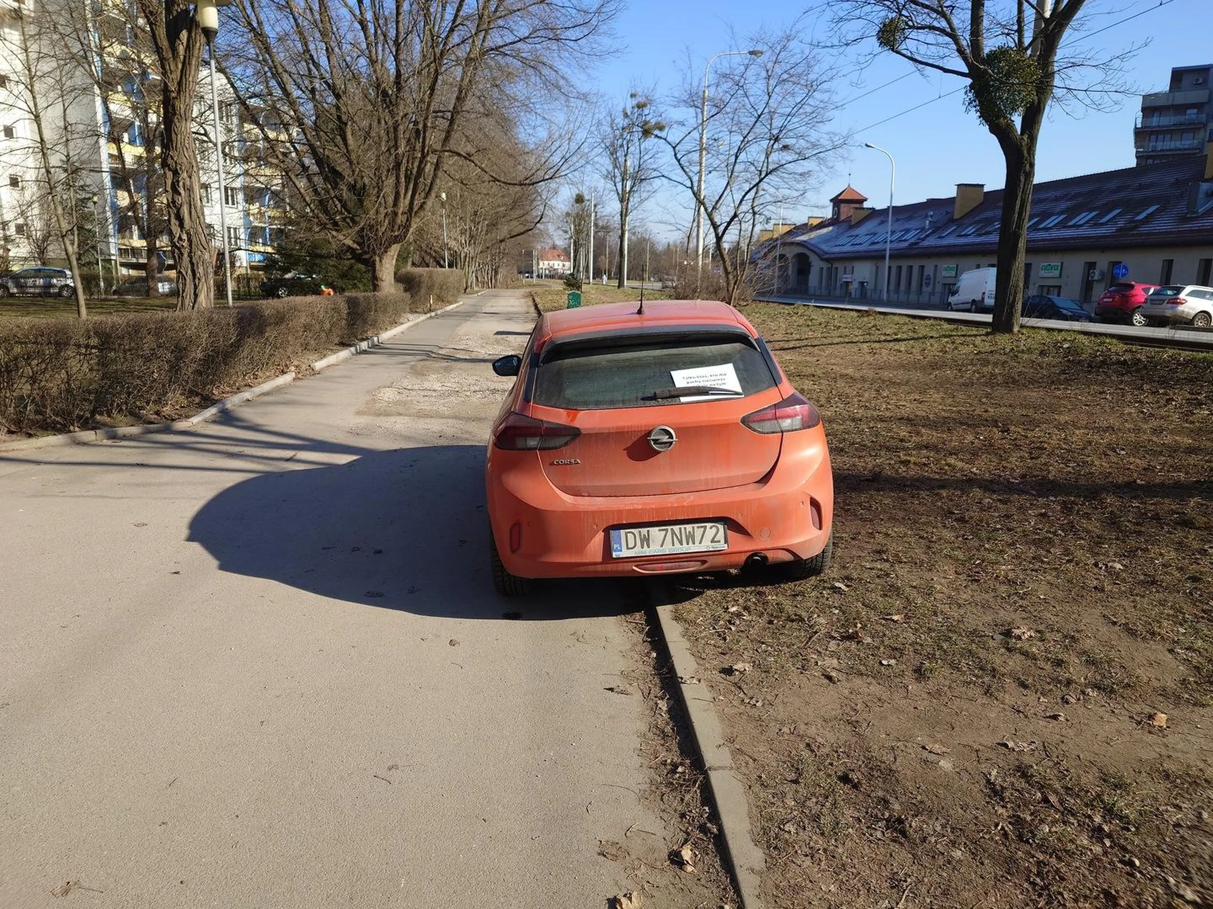 Kolejny raz w tym samym miejscu... Kierowca naprawdę musi mieć silny pociąg do trawy! PS. Następnym razem wiadomość będzie nie na karteczce, a wypisana flamastrem na szybach