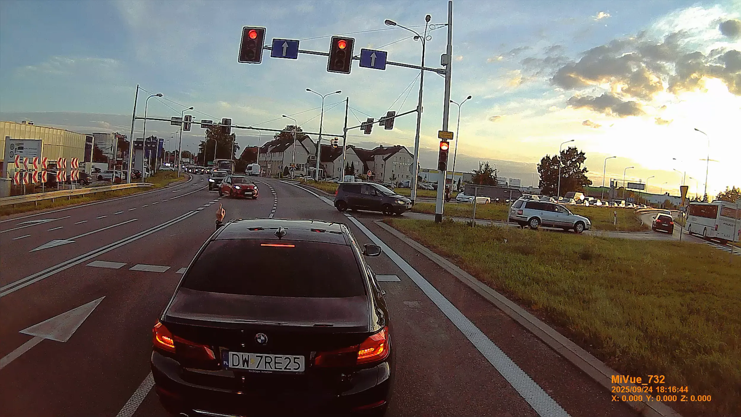 Cham, który wymusił na autobusie pełnym ludzi, następnie wystawił piękny środkowy palec. Widać ego top, mózgu zero.