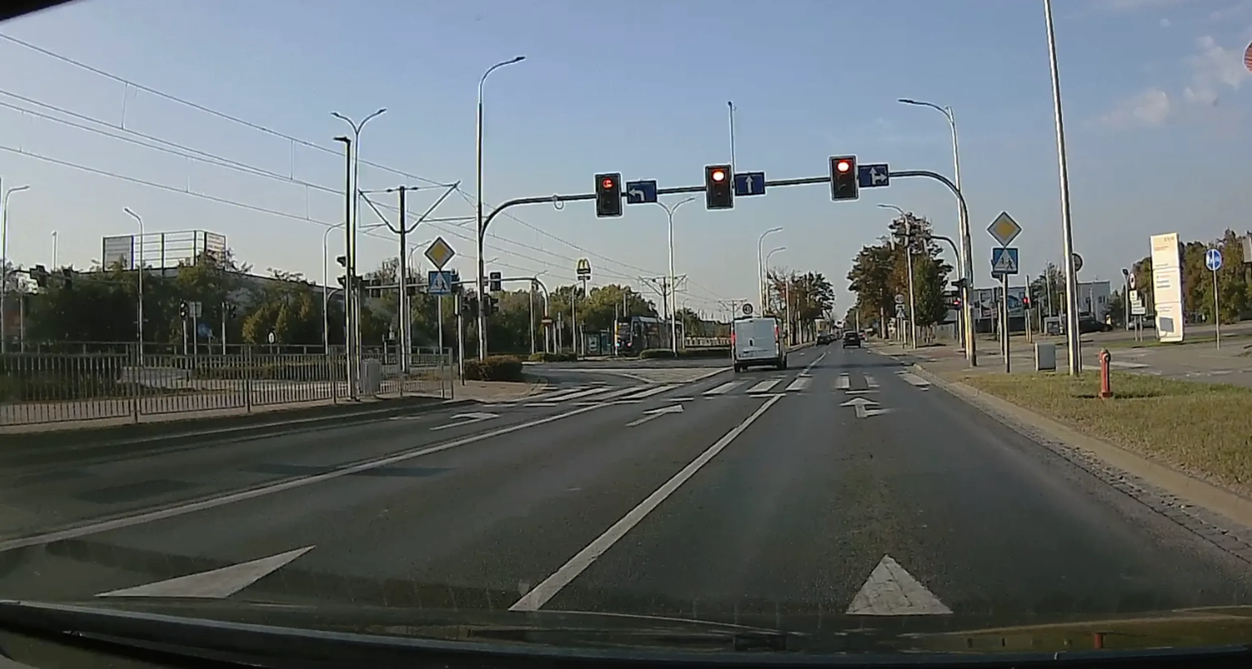 Przejazd na 3sekundowym czerwonym na pelnym gazie.