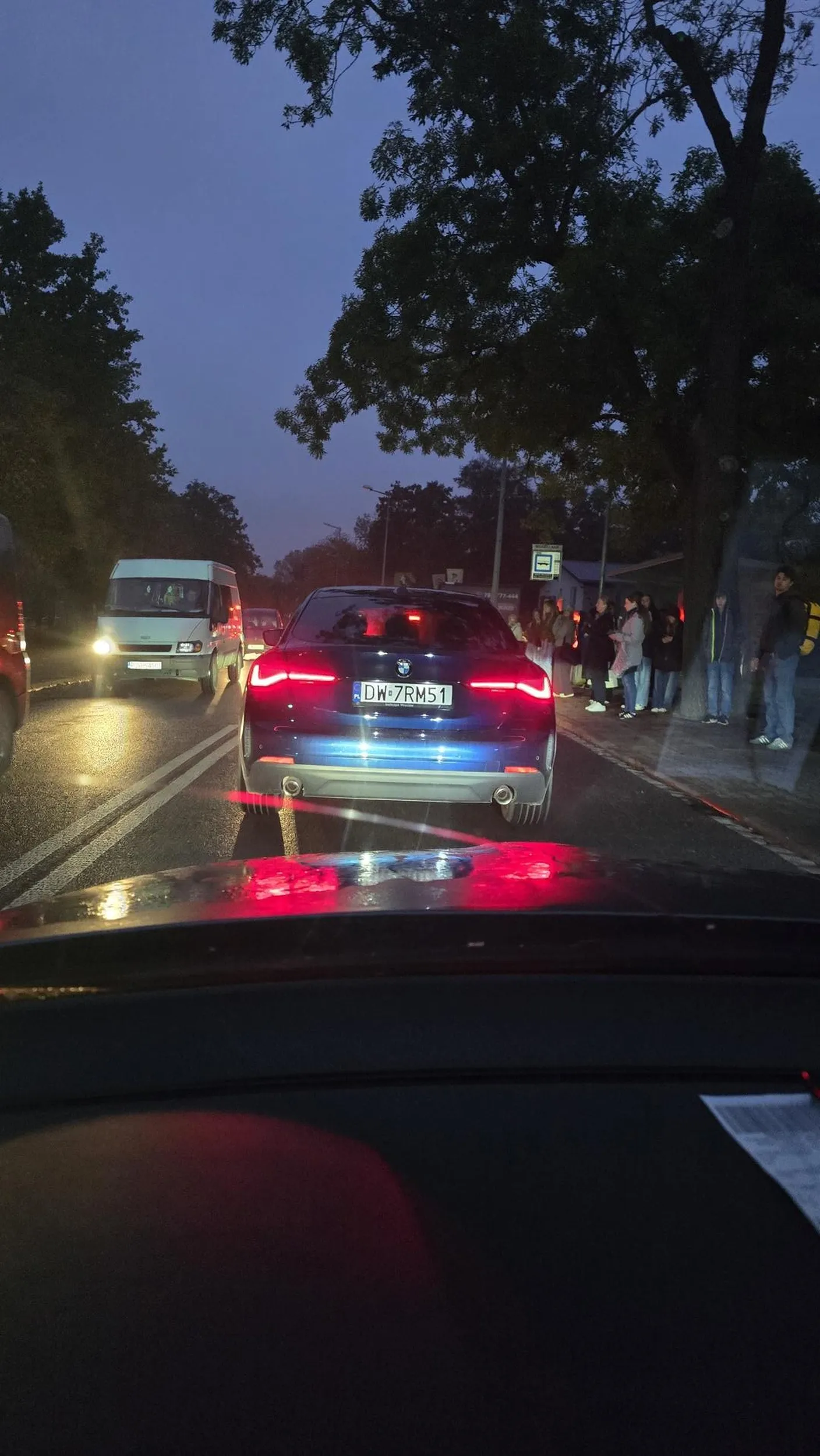 Pani jeździ jakby nie widziala co się dzieje dookoła. Wymusiła pierwszeństwo wyjeżdżając z parkingu, po czym wjechała na przejscie dla pieszych mimo przechodzących ludzi.