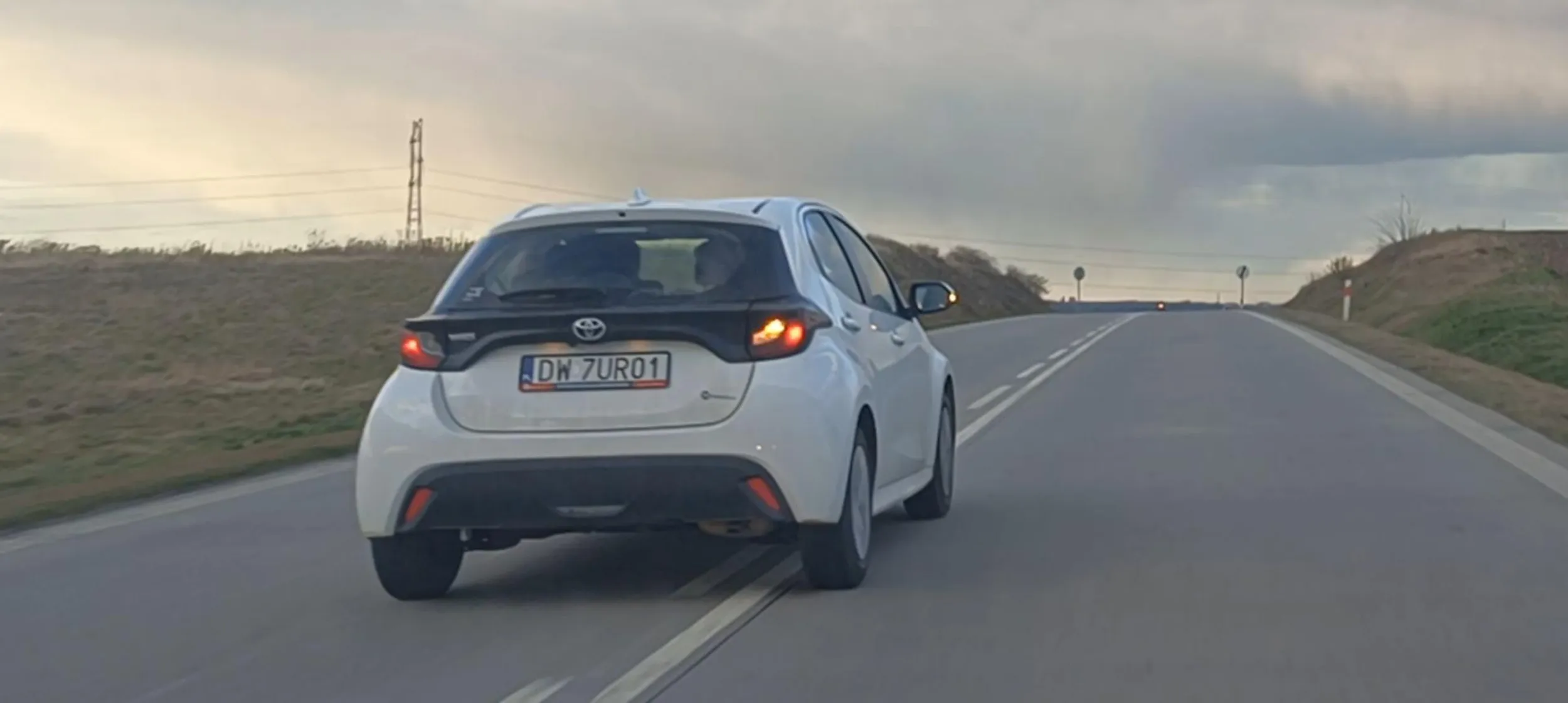 Wyprzedzanie na ciągłej, siedzenie na zderzaku.