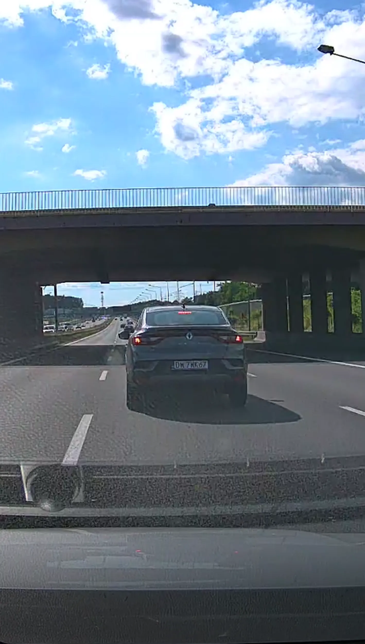 Kierowca chyba się zreflektował po poprzednim komentarzu i postanowił tym razem pokazać wszystkim gdzie ich miejsce. Autostrada A4, Katowice, duży ruch. Gość jedzie ze 180 - 200 km/h każdym pasem jakim się da. Chciałem wyprzedzić 2 auta przede mną, po zerknięciu w lusterku i oszacowaniu, że jego auto  jest jakieś 150 - 200 m ode mnie zjechałem na lewy pas, co nie spodobało się kierowcy i jego dziewczynie. Miganie poganiaczami, parkowanie prawie w bagażniku oraz kwintesencja buraka, zajechanie drogi i wyhamowanie całej kolumny aut ze 130 km/h do 80 km/h, ponieważ on tutaj rządzi i każdy musi to wiedzieć. Wrocław i okolice zapewne defekują w spodnie na wieść, że mają takiego pato-gangstera z reno w leasingu. Dziewczyna też musi być mega dumna, że ma takiego biedo boya (na umyśle). Liczyłem, że spotkam Cię gdzieś po drodze na barierkach energochłonnych,... no ale może następnym razem.
