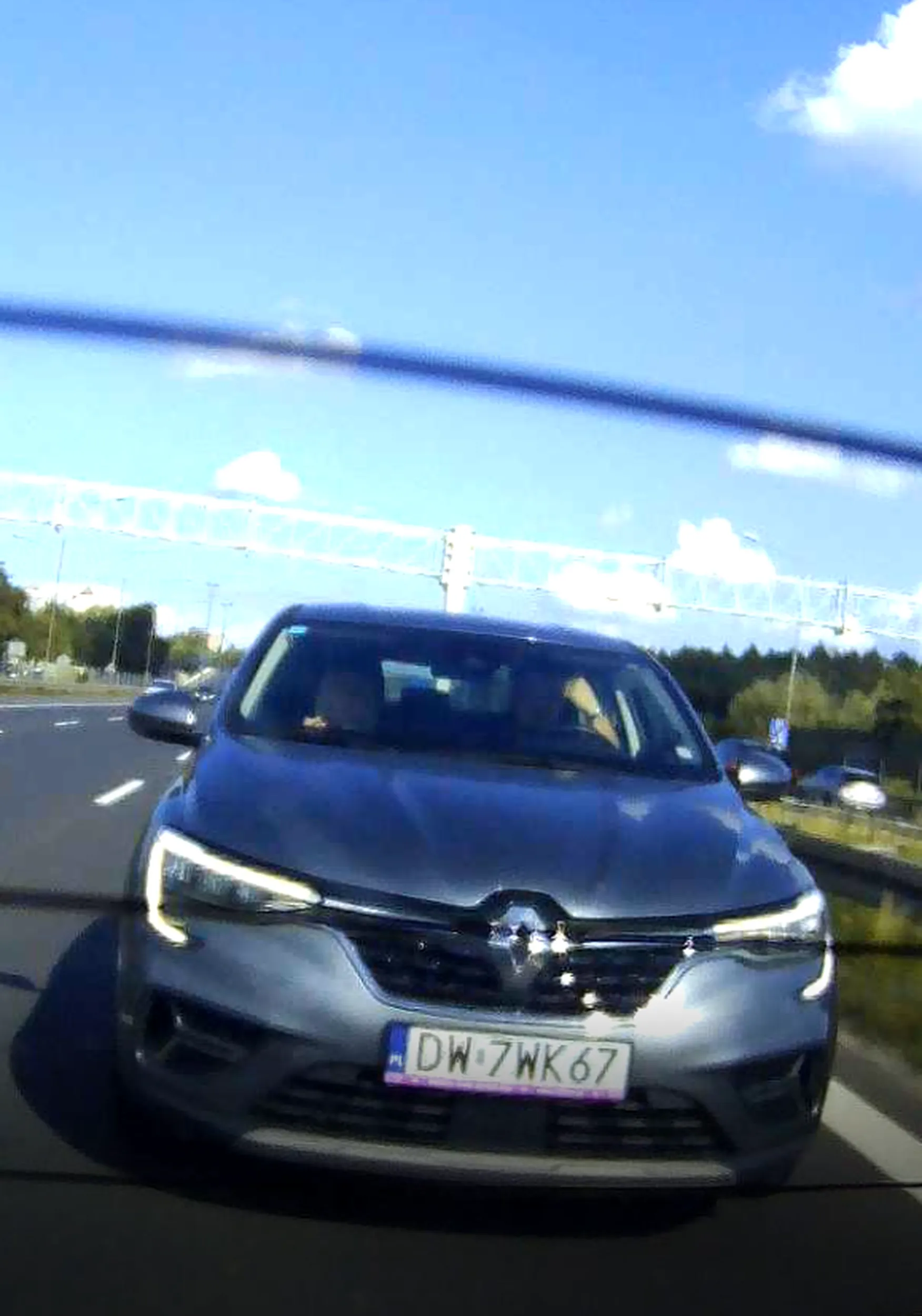 Kierowca chyba się zreflektował po poprzednim komentarzu i postanowił tym razem pokazać wszystkim gdzie ich miejsce. Autostrada A4, Katowice, duży ruch. Gość jedzie ze 180 - 200 km/h każdym pasem jakim się da. Chciałem wyprzedzić 2 auta przede mną, po zerknięciu w lusterku i oszacowaniu, że jego auto  jest jakieś 150 - 200 m ode mnie zjechałem na lewy pas, co nie spodobało się kierowcy i jego dziewczynie. Miganie poganiaczami, parkowanie prawie w bagażniku oraz kwintesencja buraka, zajechanie drogi i wyhamowanie całej kolumny aut ze 130 km/h do 80 km/h, ponieważ on tutaj rządzi i każdy musi to wiedzieć. Wrocław i okolice zapewne defekują w spodnie na wieść, że mają takiego pato-gangstera z reno w leasingu. Dziewczyna też musi być mega dumna, że ma takiego biedo boya (na umyśle). Liczyłem, że spotkam Cię gdzieś po drodze na barierkach energochłonnych,... no ale może następnym razem.