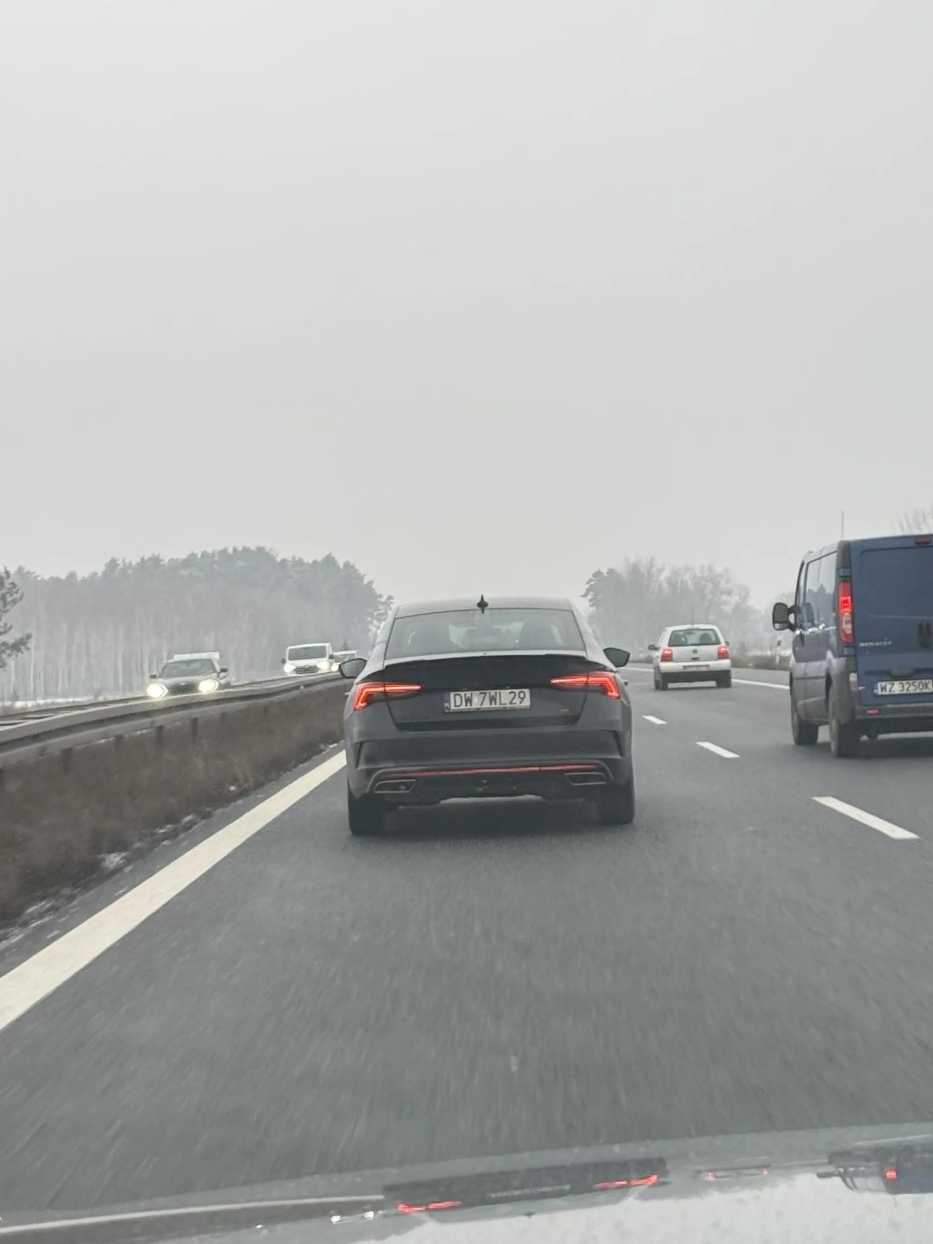 Masakra. Chcesz zabic siebie, to sa inne sposoby a nie zapier**** skoda zajezdzajac komus droge. Pamietaj ze to skoda a nie ferrari. Moze dzis sie nie udalo rozpierdzielic komus auta w ktorej jechala jego zona i dzieci ale napewno przyjdzie taki dzien