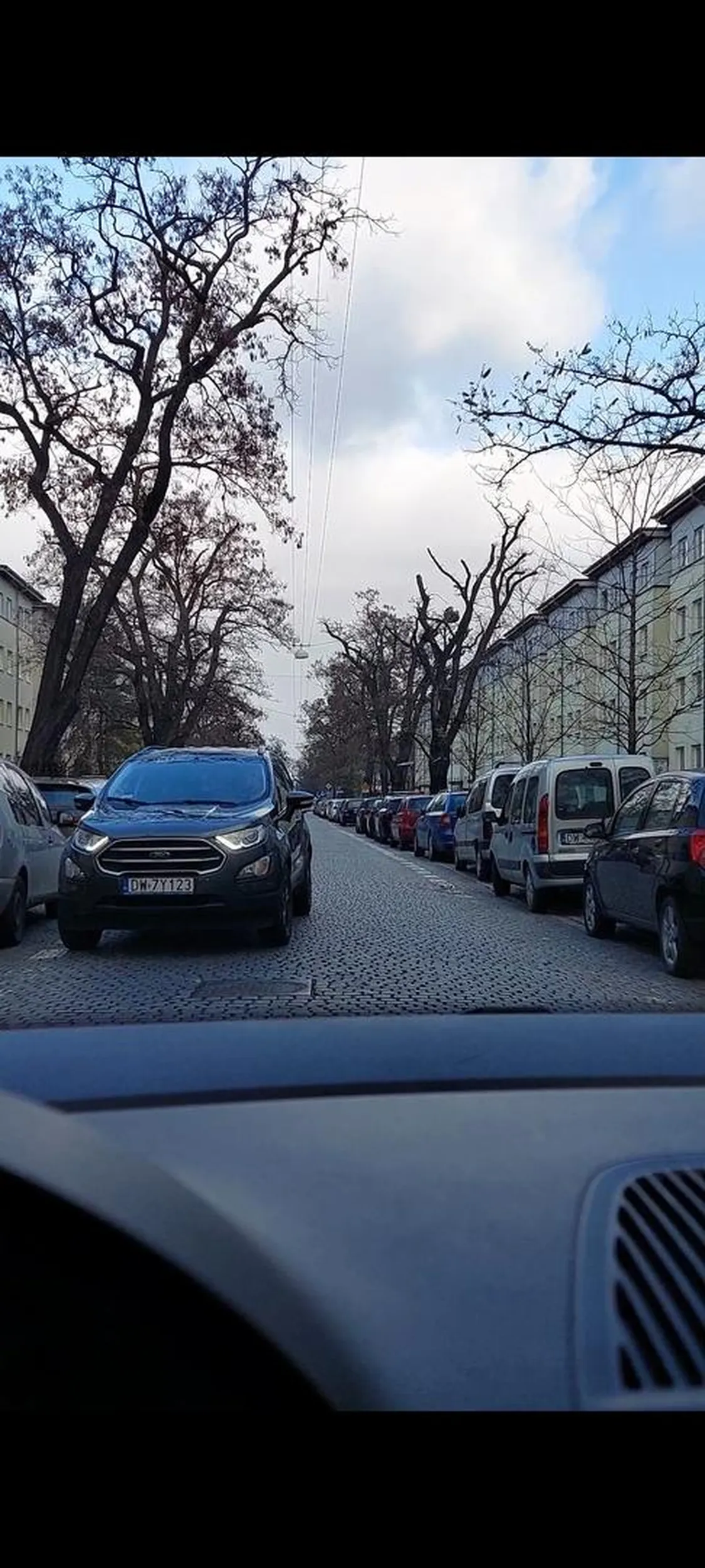 Wrocław.  Ulica Górnicza.  Jazda pod prąd, jeszcze coś mu się nie podobało.