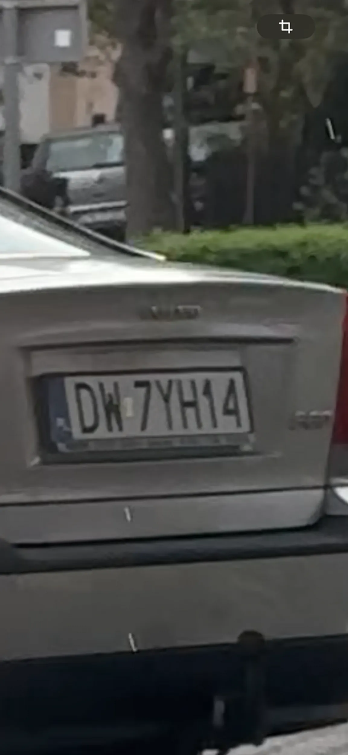 Kierowca samochodu - jest synem „Słowo zaczynające się na literkę K”, który próbuje rozwiązać konflikt, za pomocą bójki i uszkodzenia cudzego mienia. Uszkodził mi auto i uciekł, jak dziewczynka. Bądź pewny, policja Cię znajdzie i spotkamy się w Sądzie. Mam fotkę mordy tej świni. Jeżeli ktoś zna tę osobę, współczuję. Mam nadzieję że on nie ma dzieci, bo szkoda mi je.