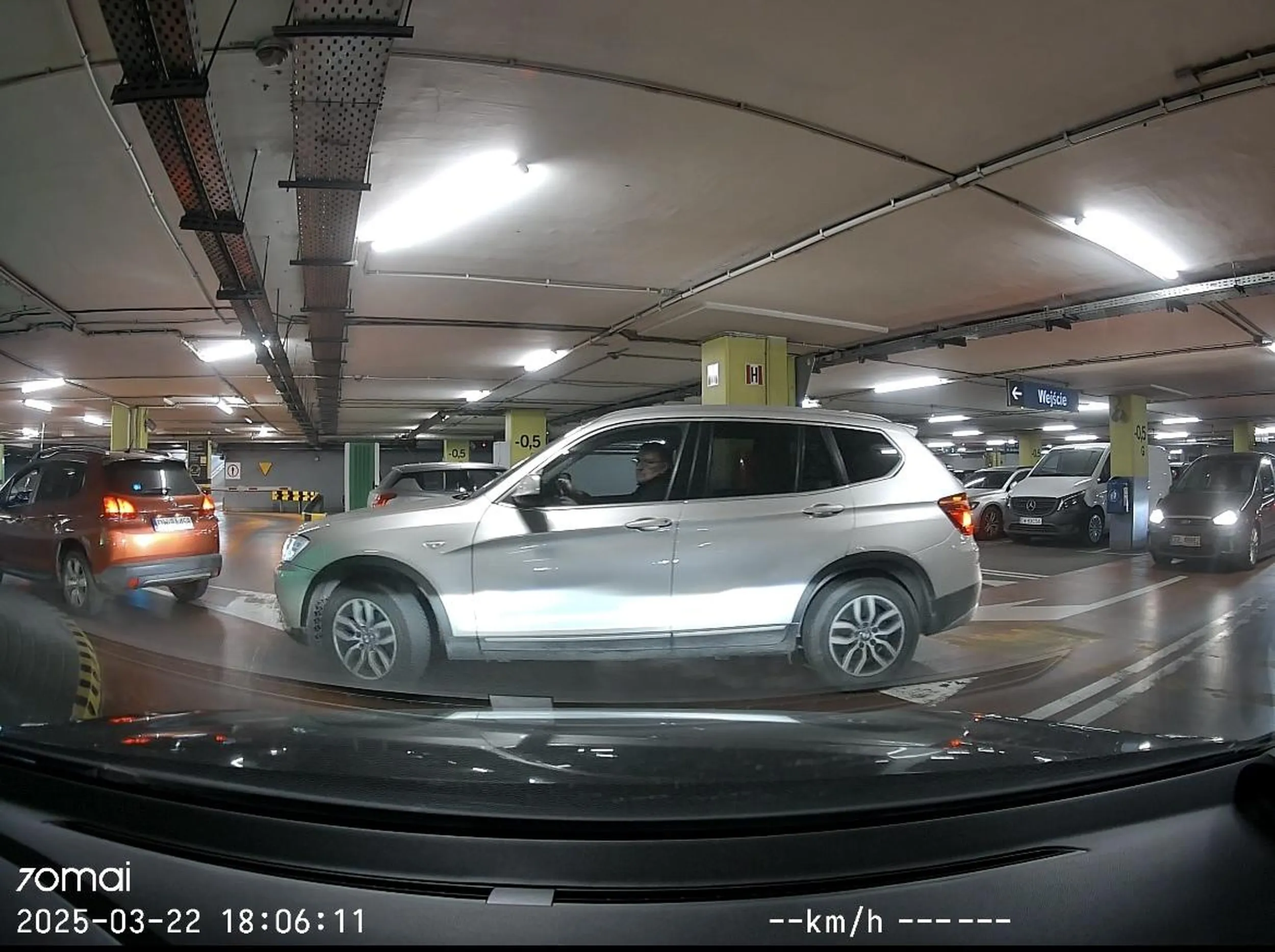 Naucz się jeździć. Za 30 sekund: - wymusił mi pierwszeństwo - przejechał przez linię ciągłą