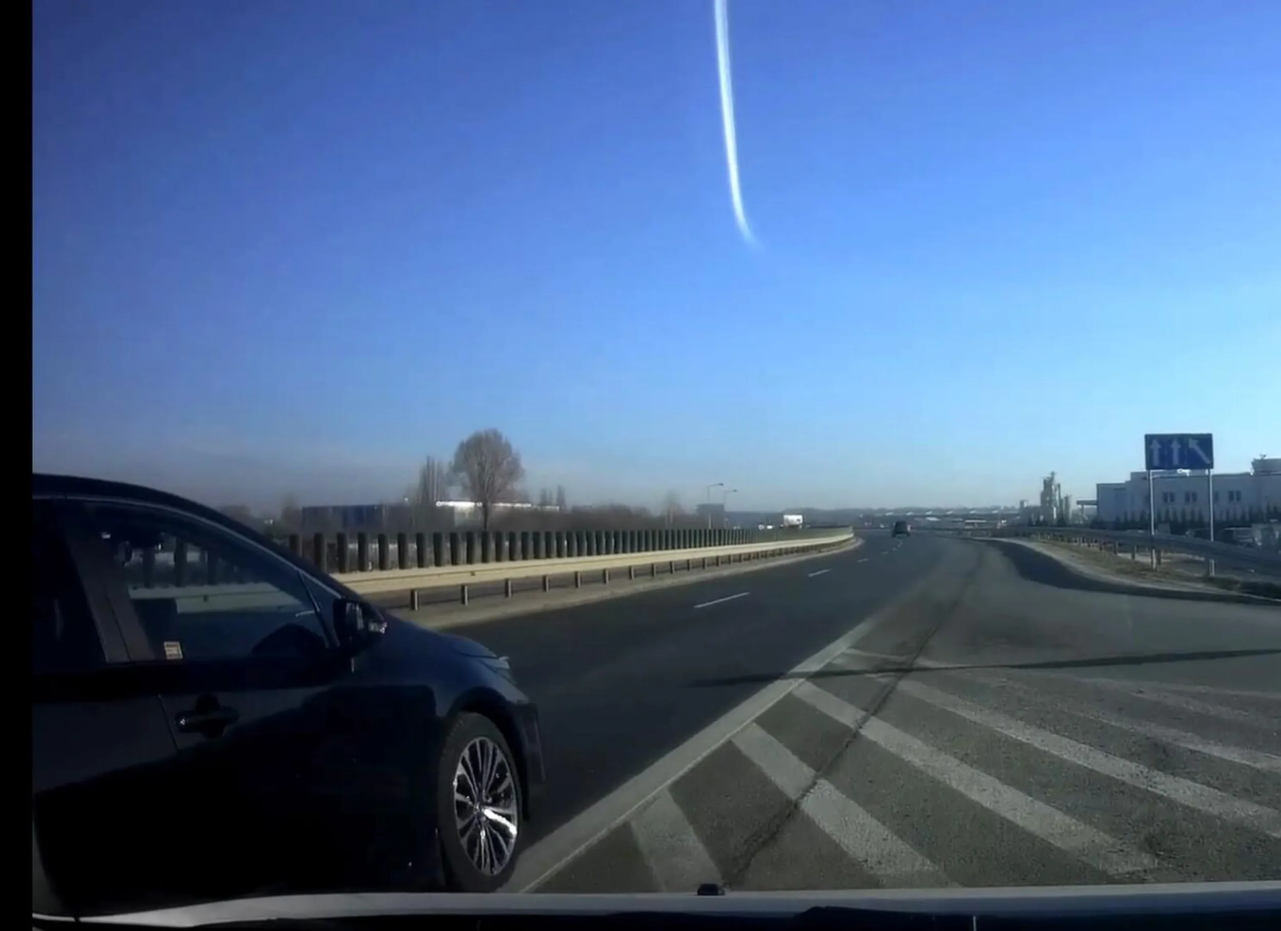 Pani w Toycie Corolli, za klakson przy wymuszeniu pierwszeństwa, postanowiła zostać szeryfem drogi. Najpierw poganiała mnie na lewym pasie, siedząc na zderzaku, potem zajechała drogę na prawym, gdy już zjechałem. Ostro zahamowała, potem próbowała mnie 40-50 km/h zepchnąć z drogi na barierki. W samochodzie byłem z 0,5 roczną córką w foteliku, Żoną i psem.