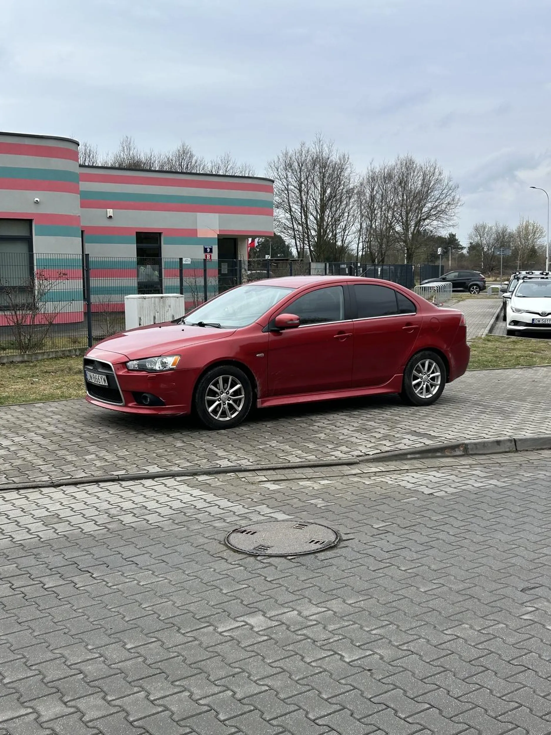 Sposób parkowania na chodniku chyba mówi sam za siebie.