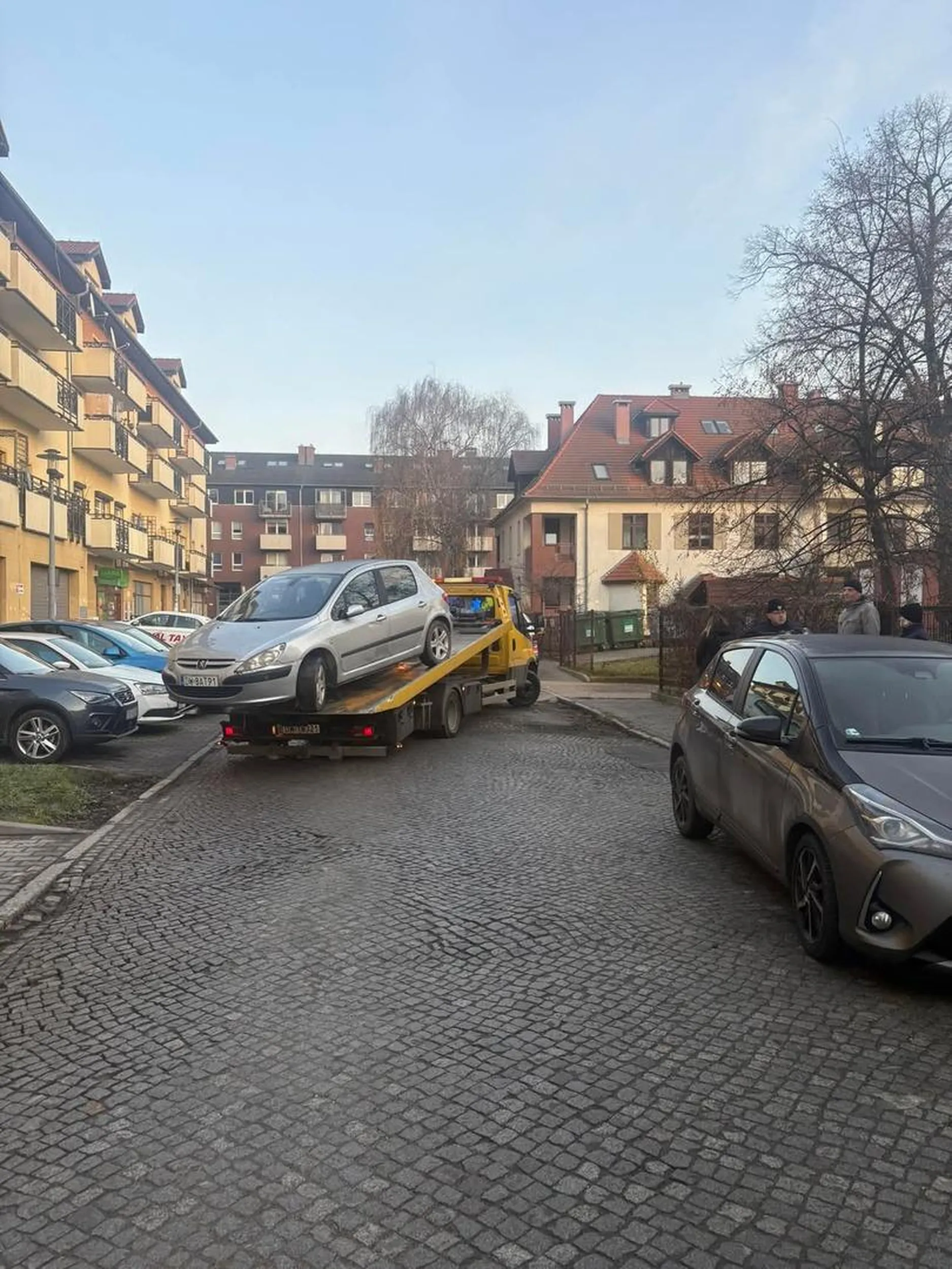 Zastawiał śmietnik na Zwycięskiej 16-18, przez niego cały tydzień nie były odbierane śmieci. Dziękuję dobranoc