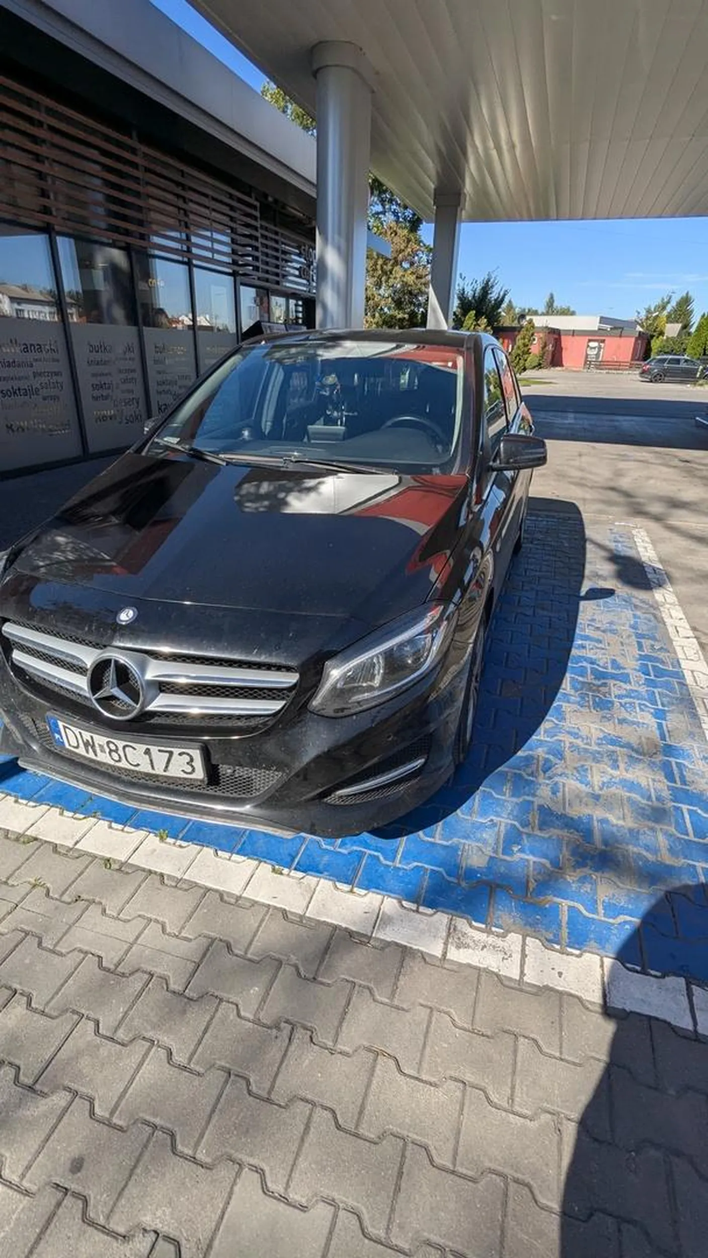 Inwalidka przed sklepem i w sklepie...