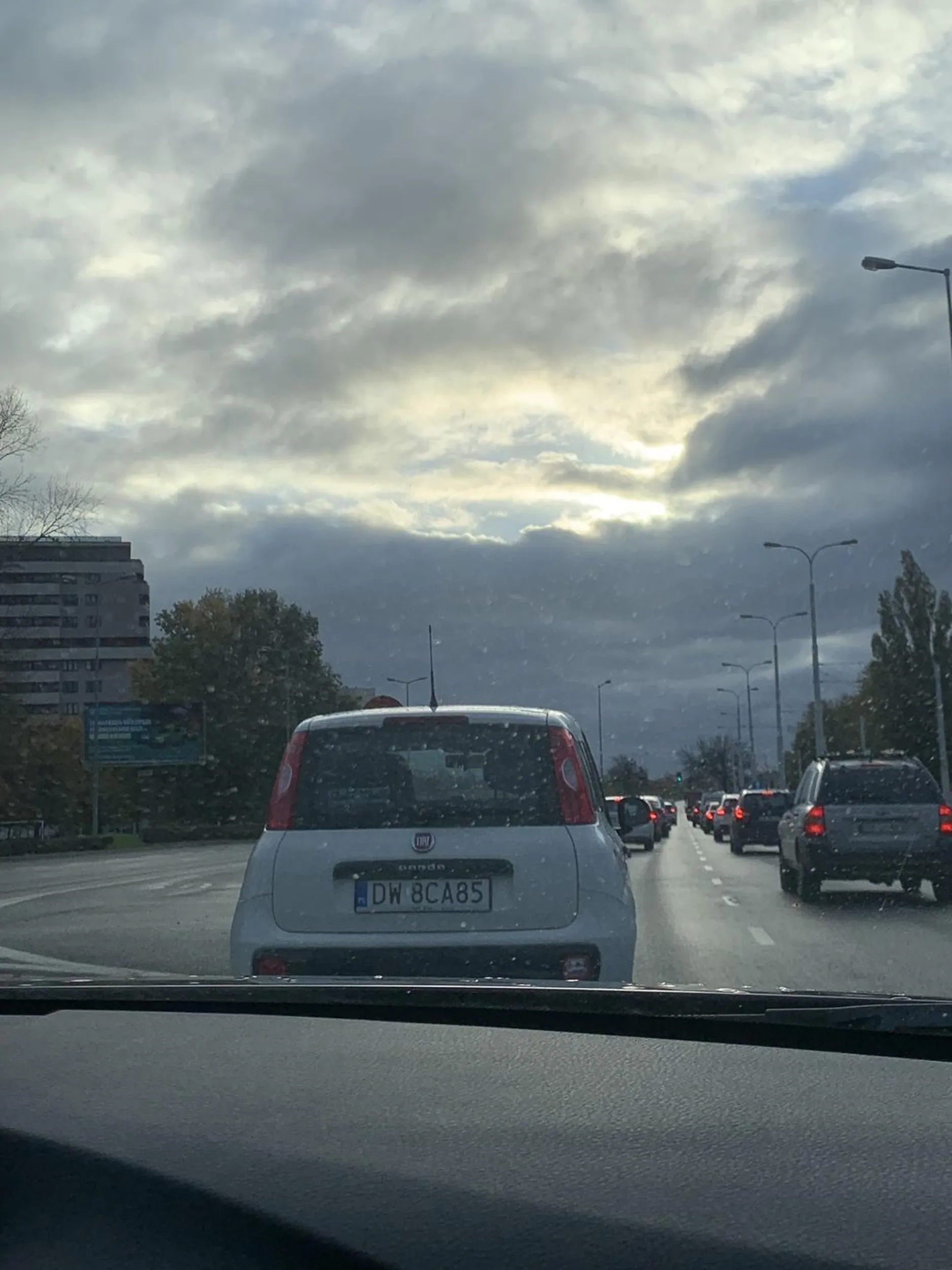 jeździ trzymając telefon w ręku, chamuje przed maską