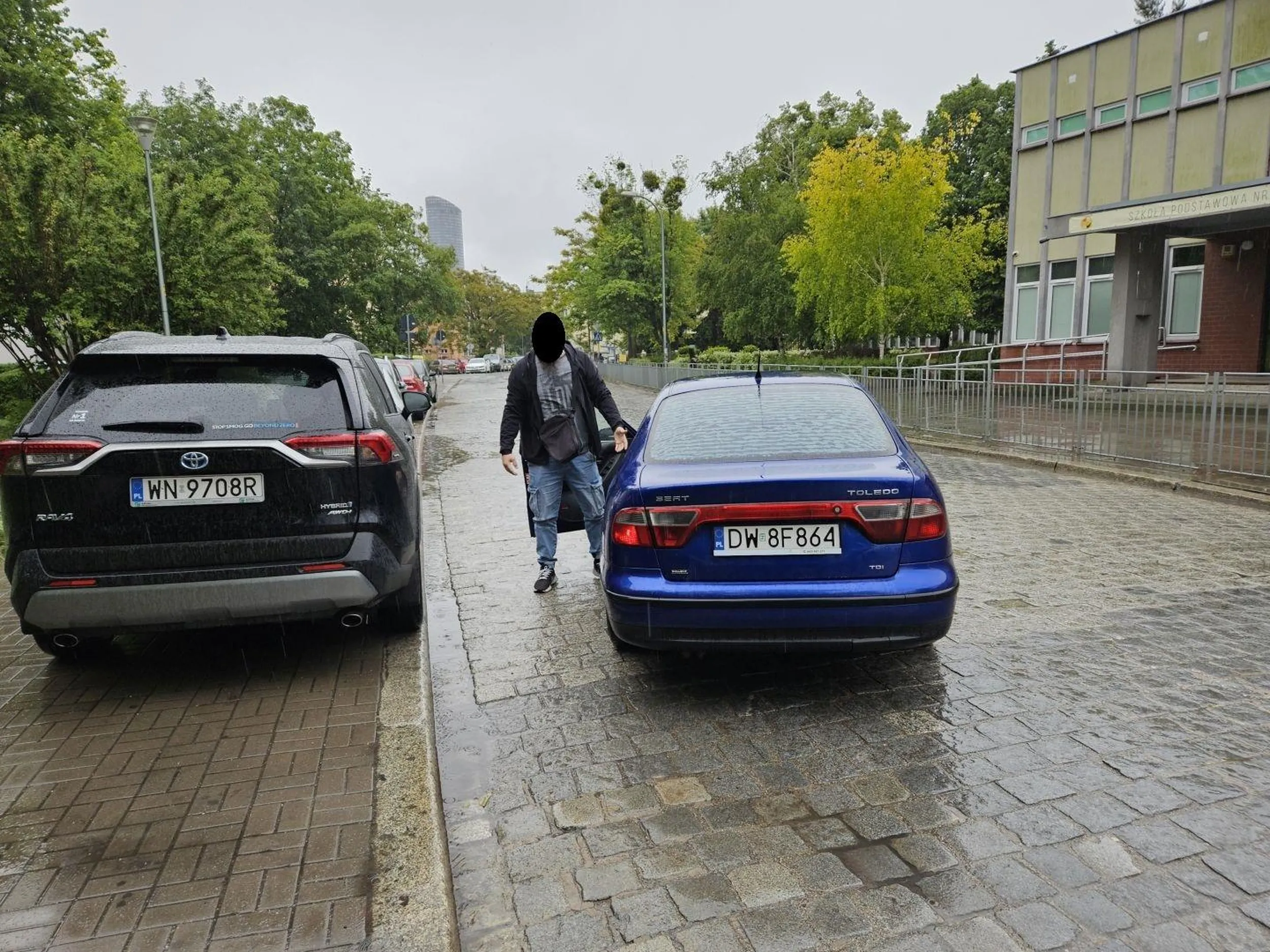 Wysoce sfrustrowany osobnik. Bezrefleksyjnie potrafi potrącić pieszego na chodniku. Unikać!