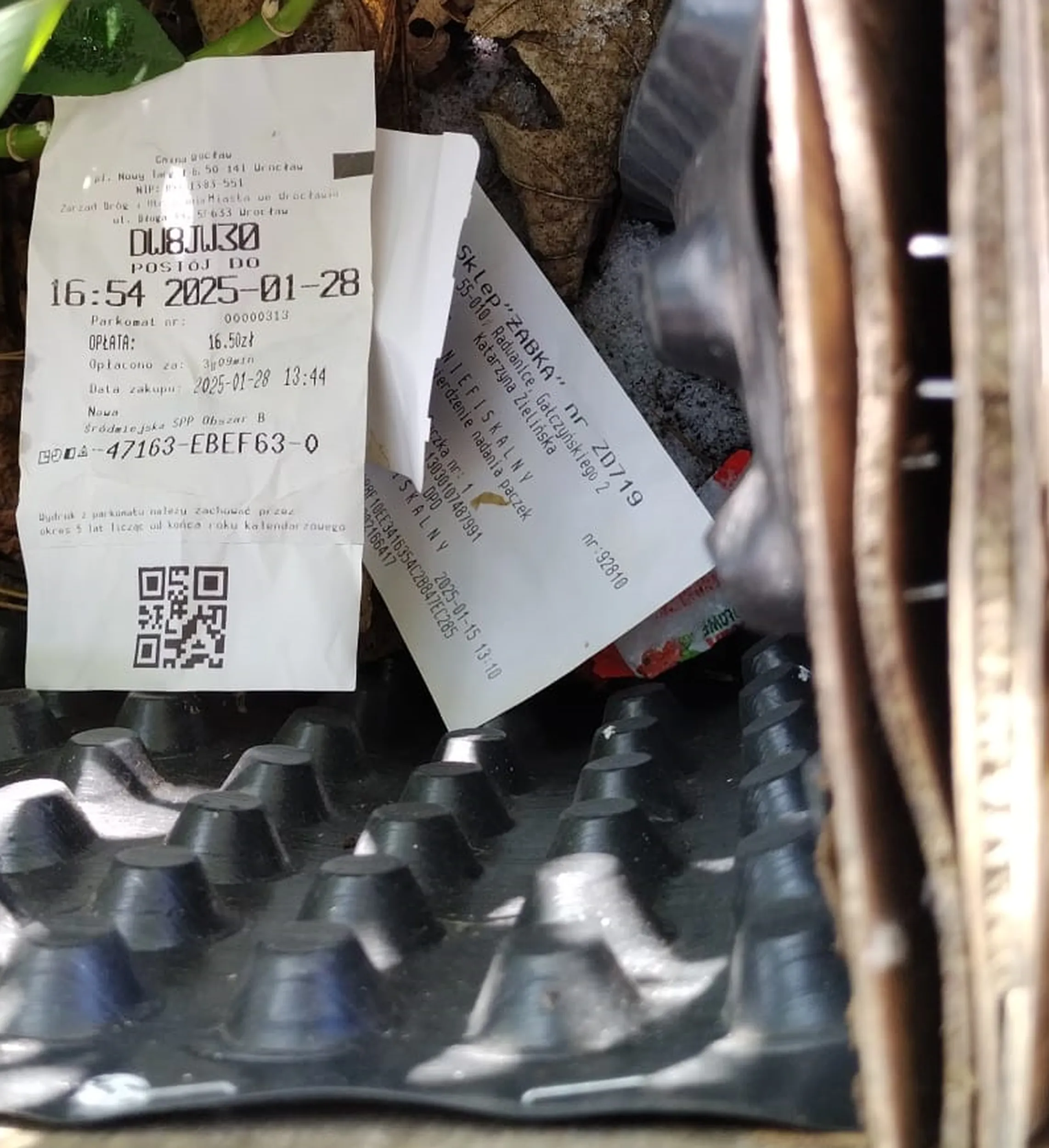 Ten kierowca był uprzejmy zostawić syf po sobie i wywalić śmieci na posesję. Za daleko do smietnika było?