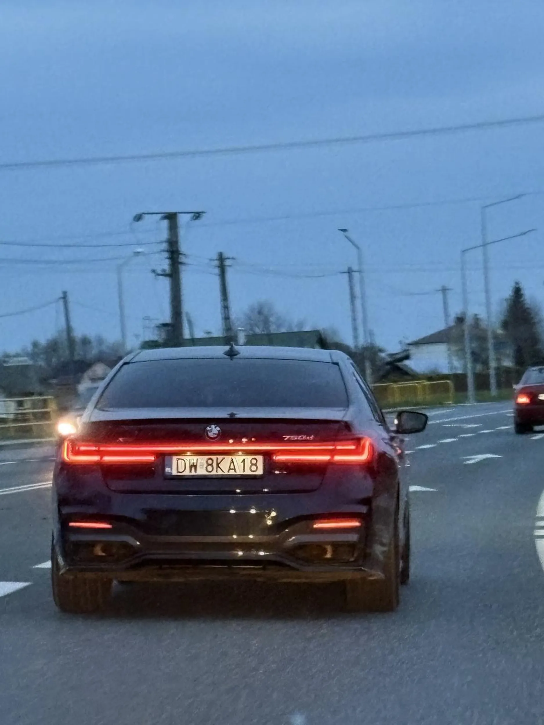 sytuacja z drogi numer 9, odcinek Kolbuszowa: obrzydliwy typ, mruga długimi na kobiety idące chodnikiem…