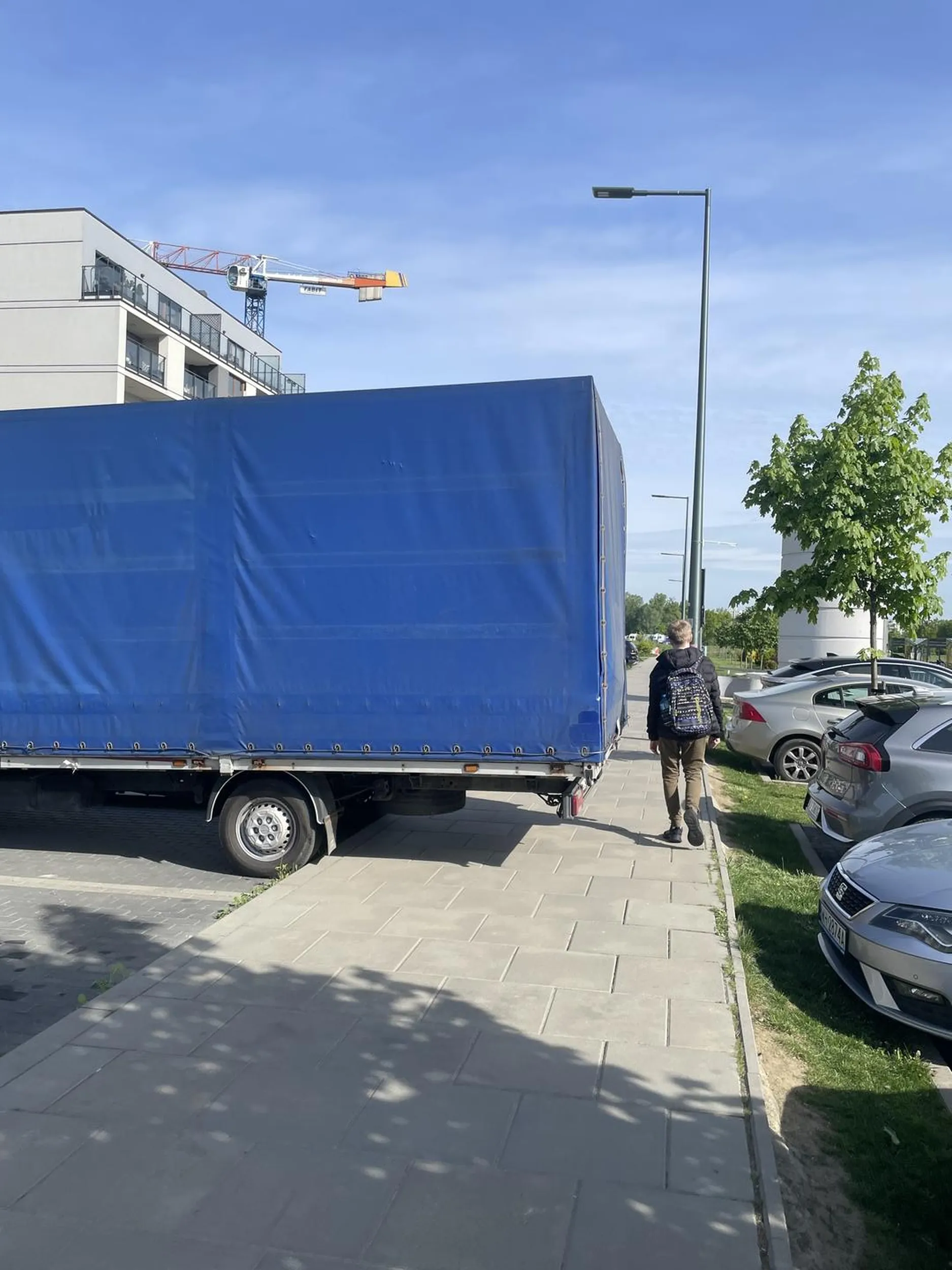 Zawala prawie cały chodnik. Gdybym miał karne ku*** to bym obkleił cały samochód!