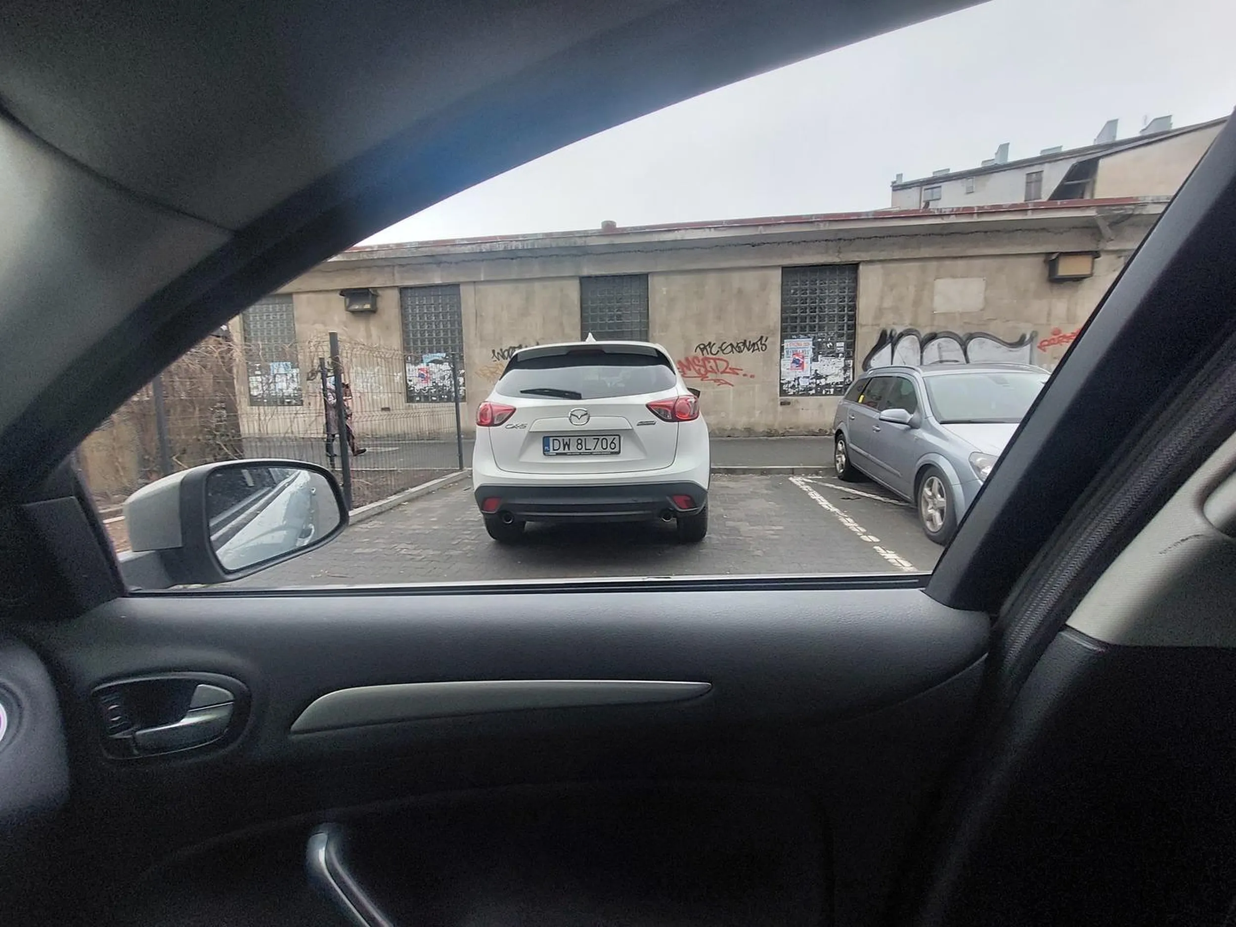 Patrzcie na gnoja, jakim smieciem trzeba być żeby tak po chamsku parkować w centrum miasta :)