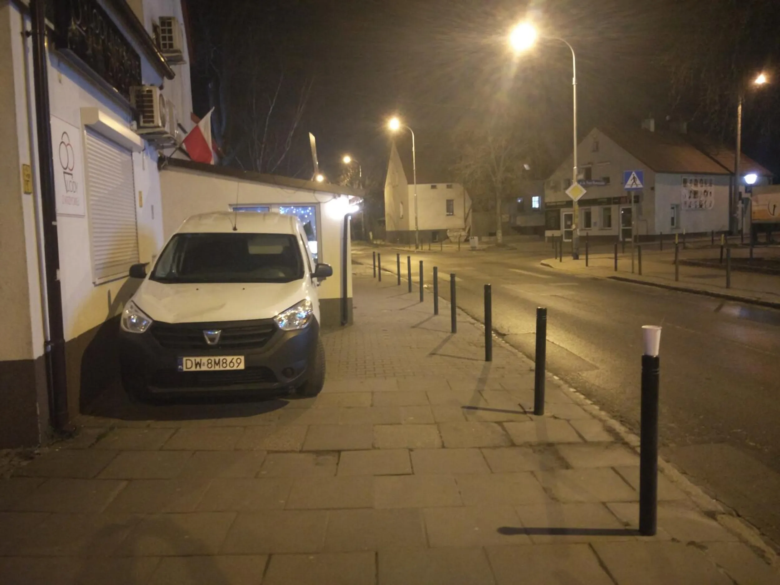 Jeździ i parkuje w głębi chodnika (pod budynkiem z dala od krawędzi jezdni)