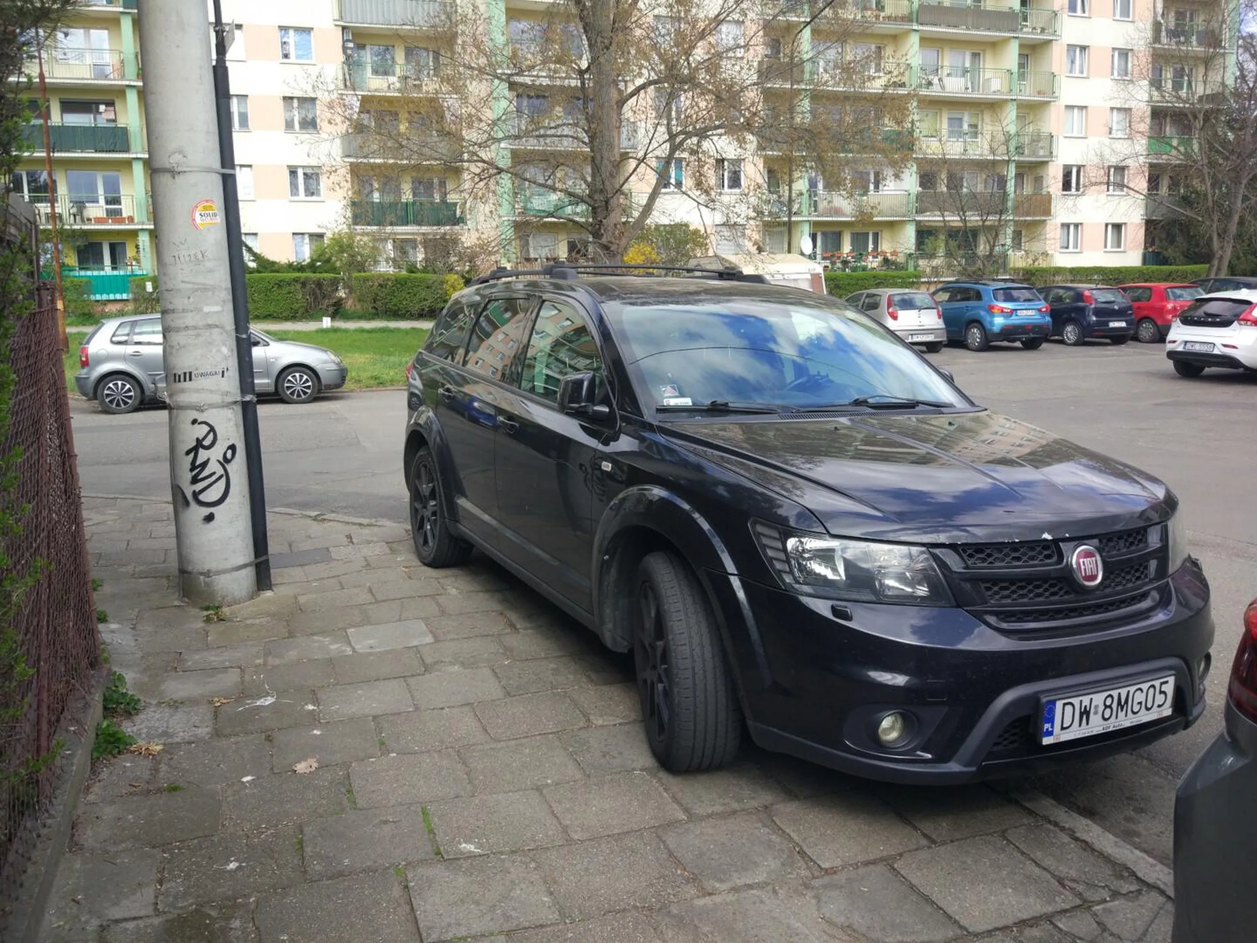 Parkuje na chodniku nie zostawiając pieszym wolnego 1,5 m. Poza tym parkuje na skrzyżowaniu.