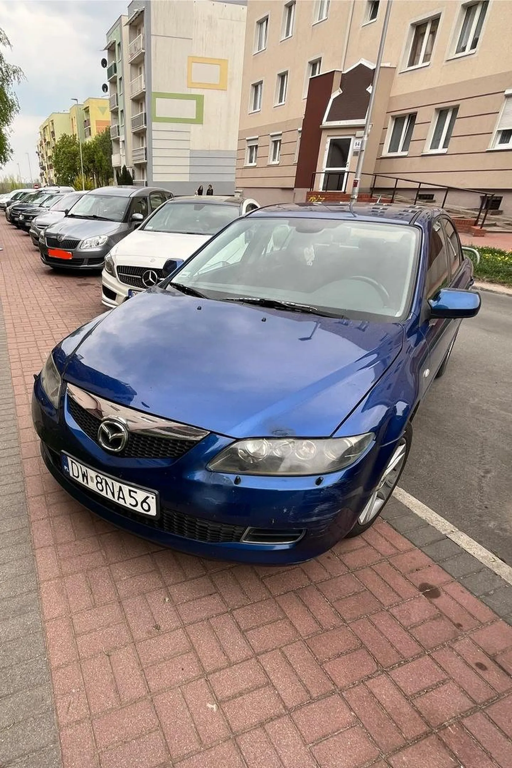 Stanął tak, że nie da się przejść, współczuje ludziom z wózkami lub ludziom na rowerze.