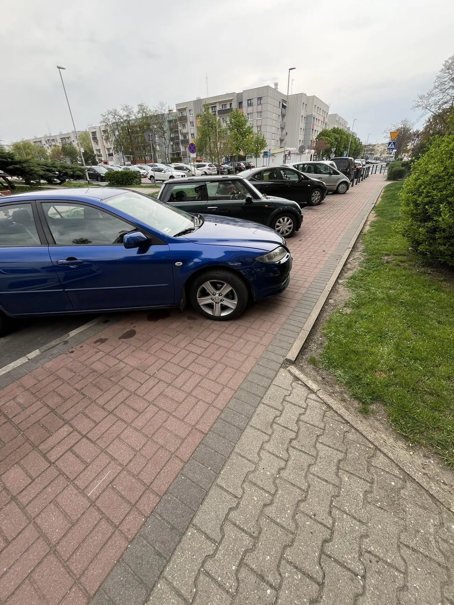 Stanął tak, że nie da się przejść, współczuje ludziom z wózkami lub ludziom na rowerze.