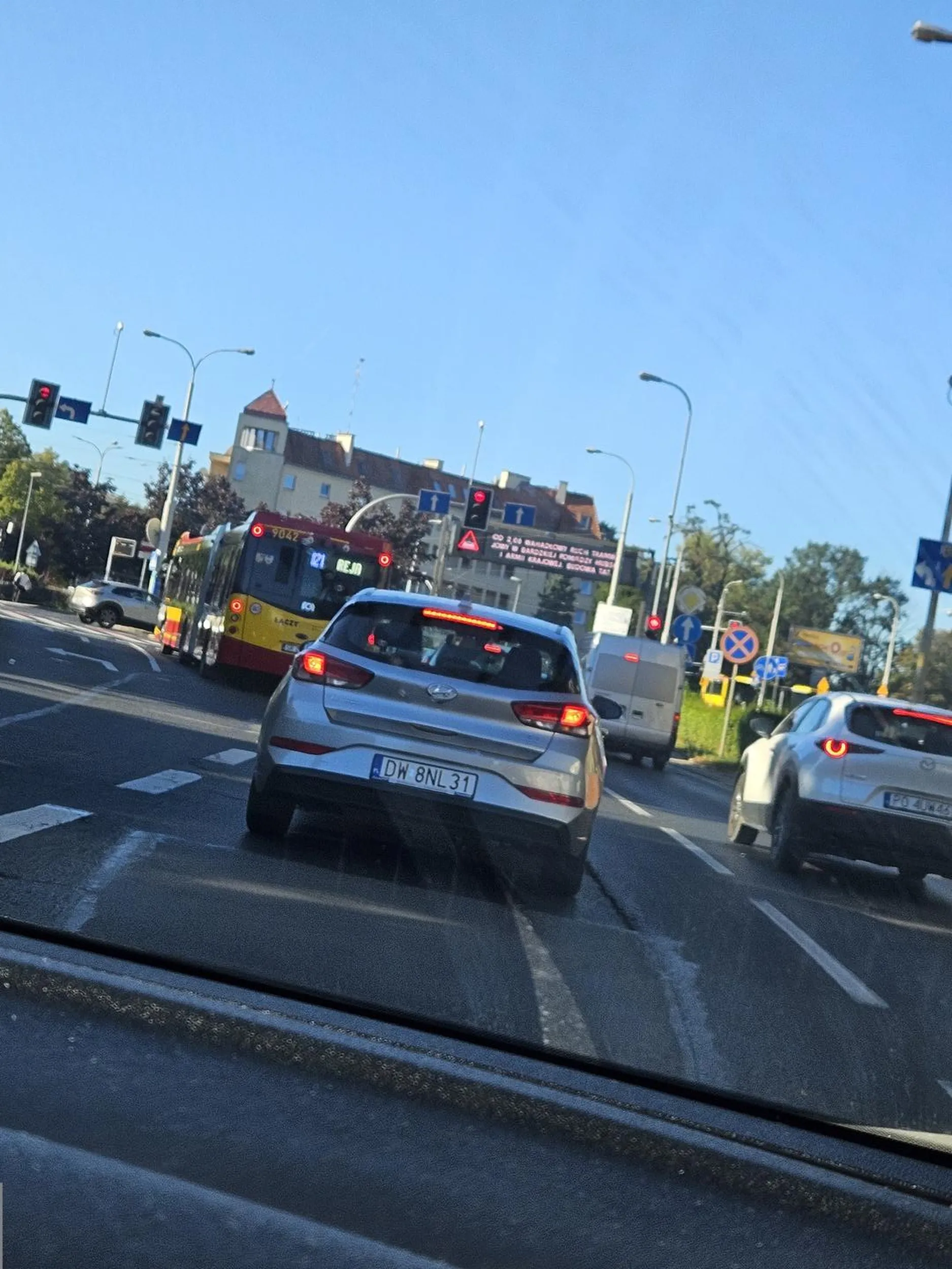 Droga pani próbująca kierowac (gdyż kierowcą ciezko nazwac) - lusterka i mózg sa po to by z nich korzystać