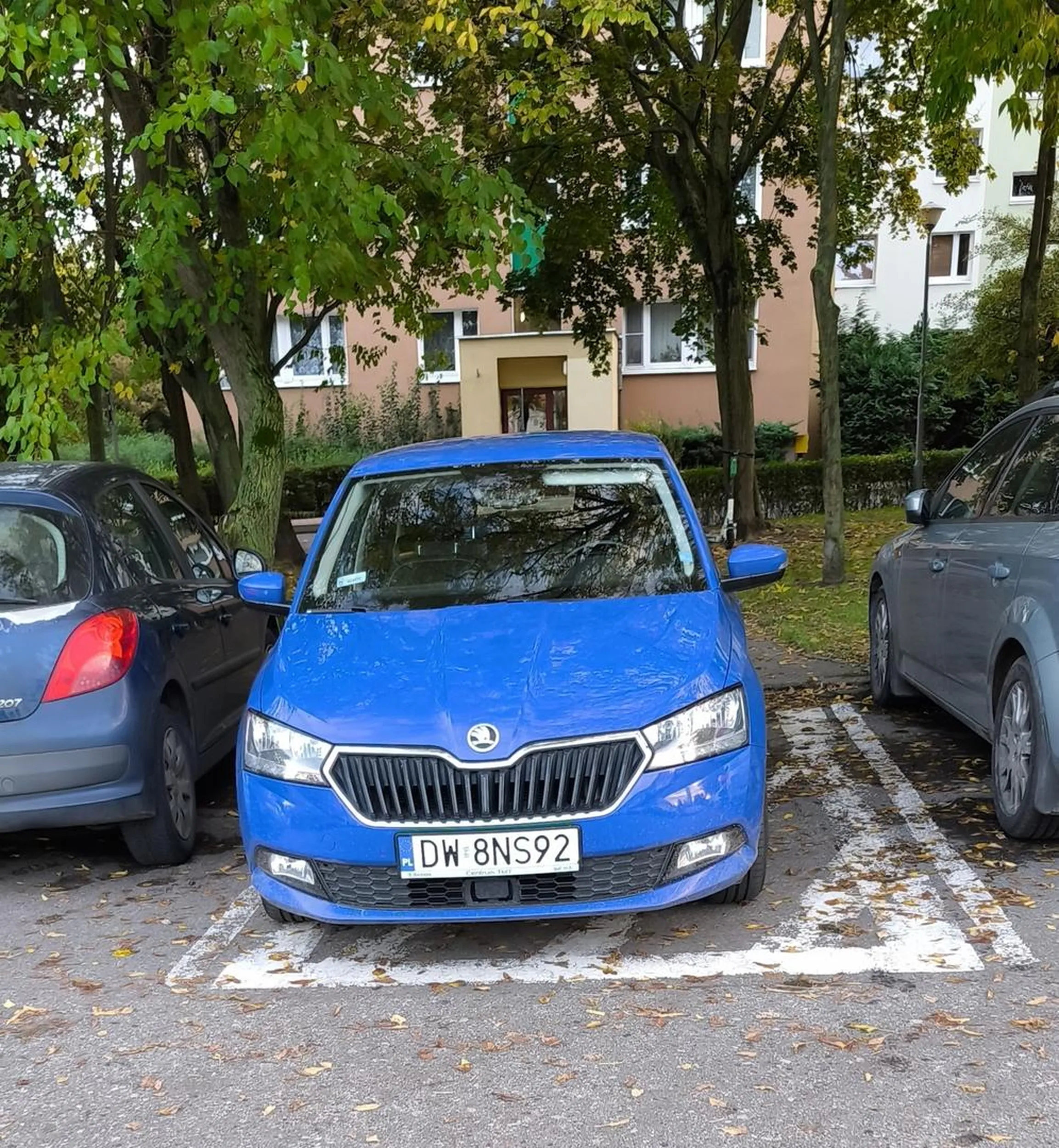 Dumnie blokuje przejscie na chodnik