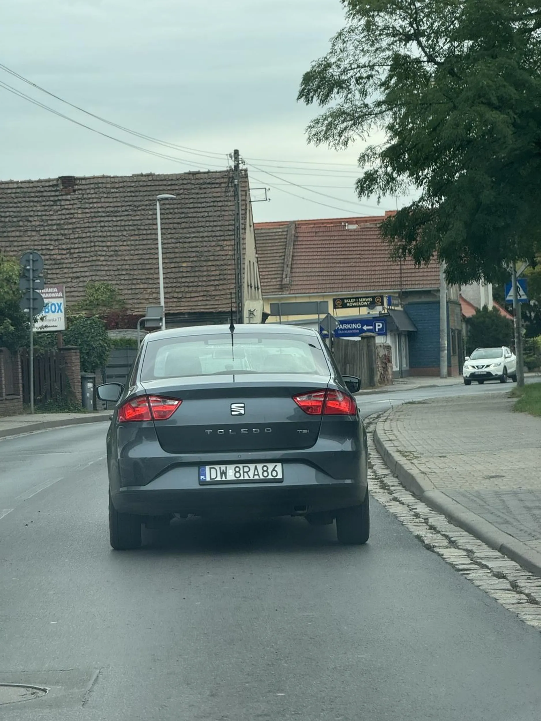 Kierowca wymusił pierwszeństwo na rondzie, a później po tym jak zwróciłem mu uwagę klaksonem, to próbował specjalnie mnie hamować.