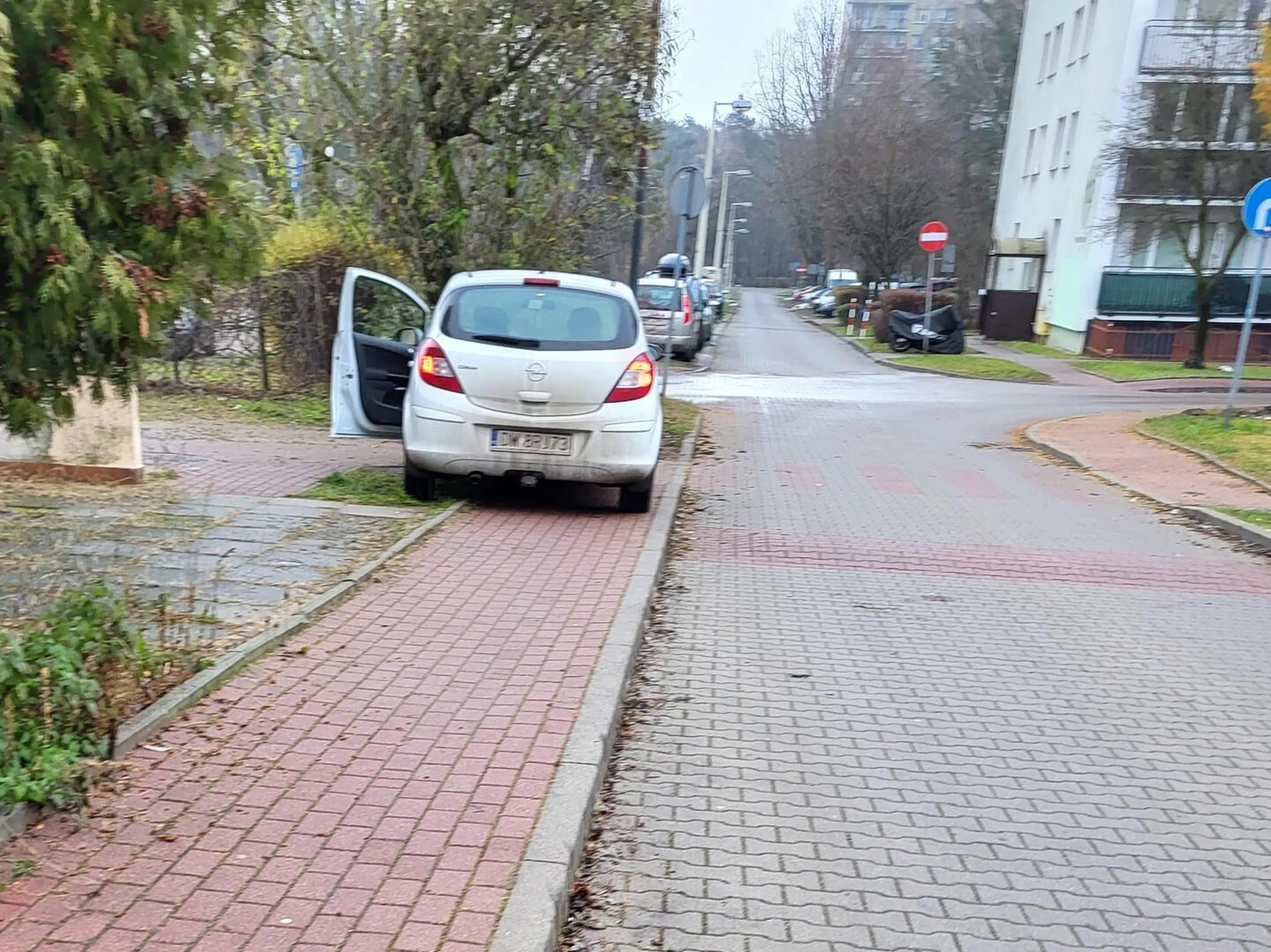 Trzeba było wjechać pod sam paczkomat. Odebrałabyś paczkę bez wysiadania z auta. Strefa zamieszkania, jazda wzdłuż po chodniku. Zatrzymanie pojazdu w miejscu nie wyznaczonym.