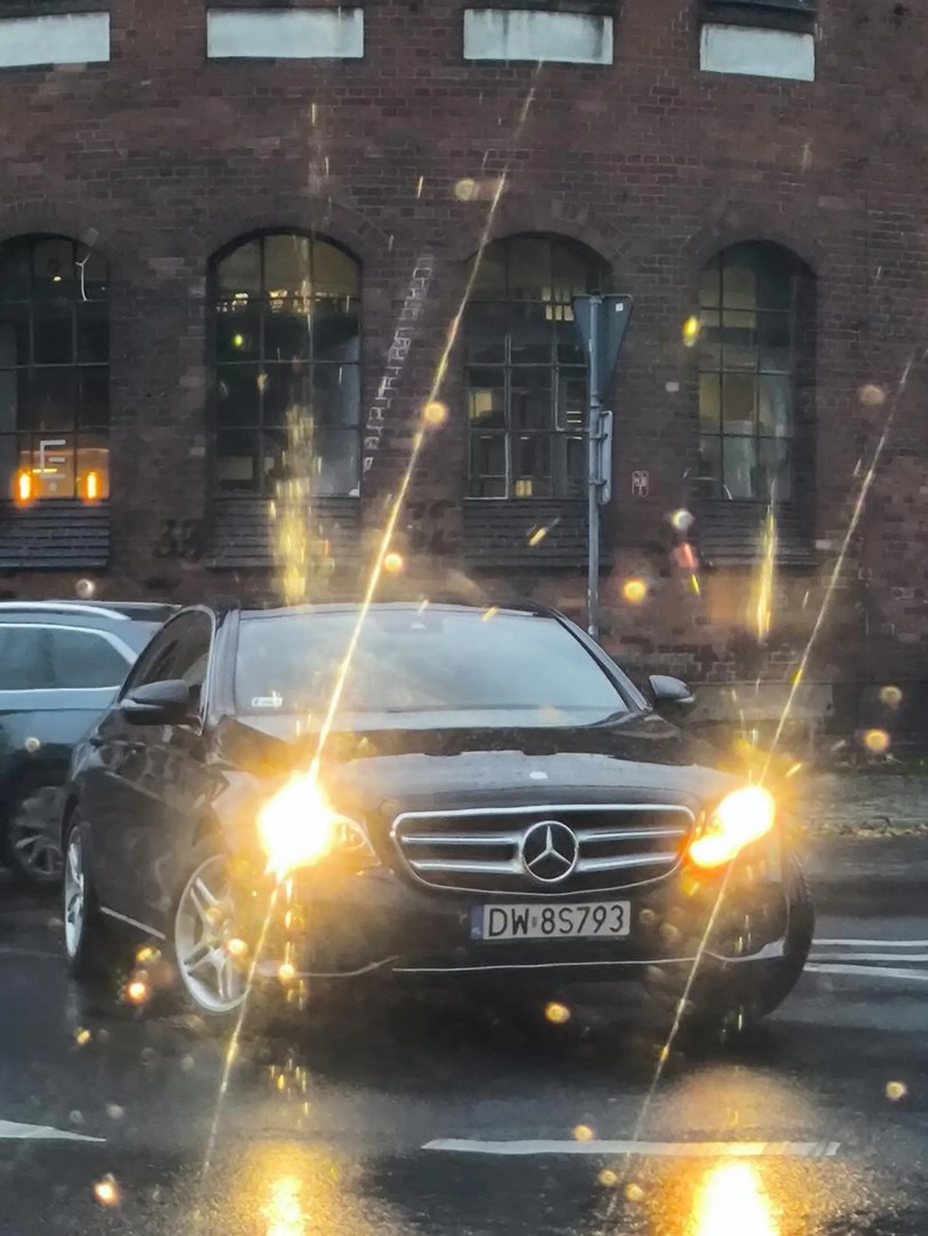 Jazda pod prąd przy hali targowej