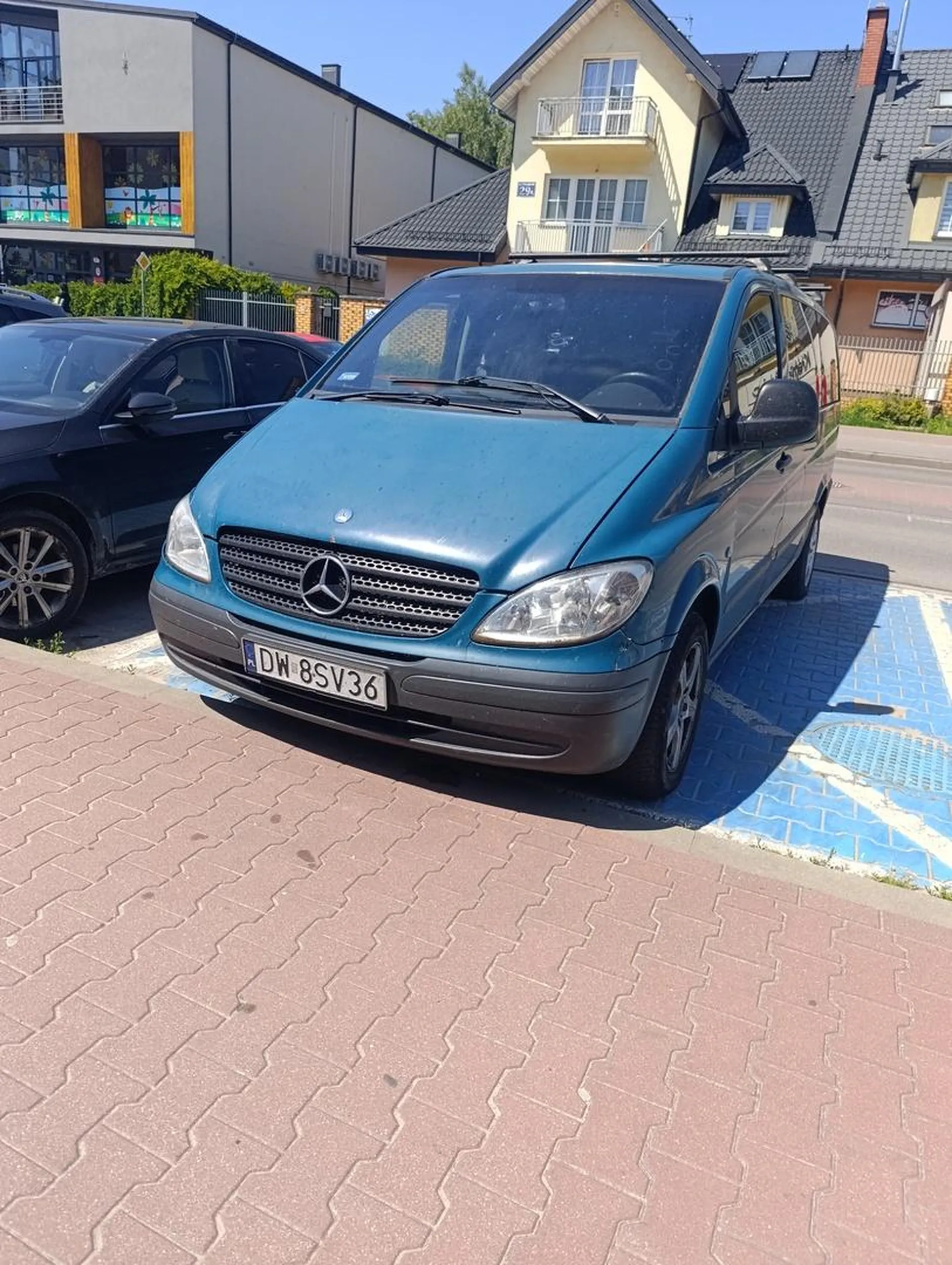 Chyba jest niepełnosprawny umysłowo, bo karty uprawniającej do parkowania na tym miejscu brak