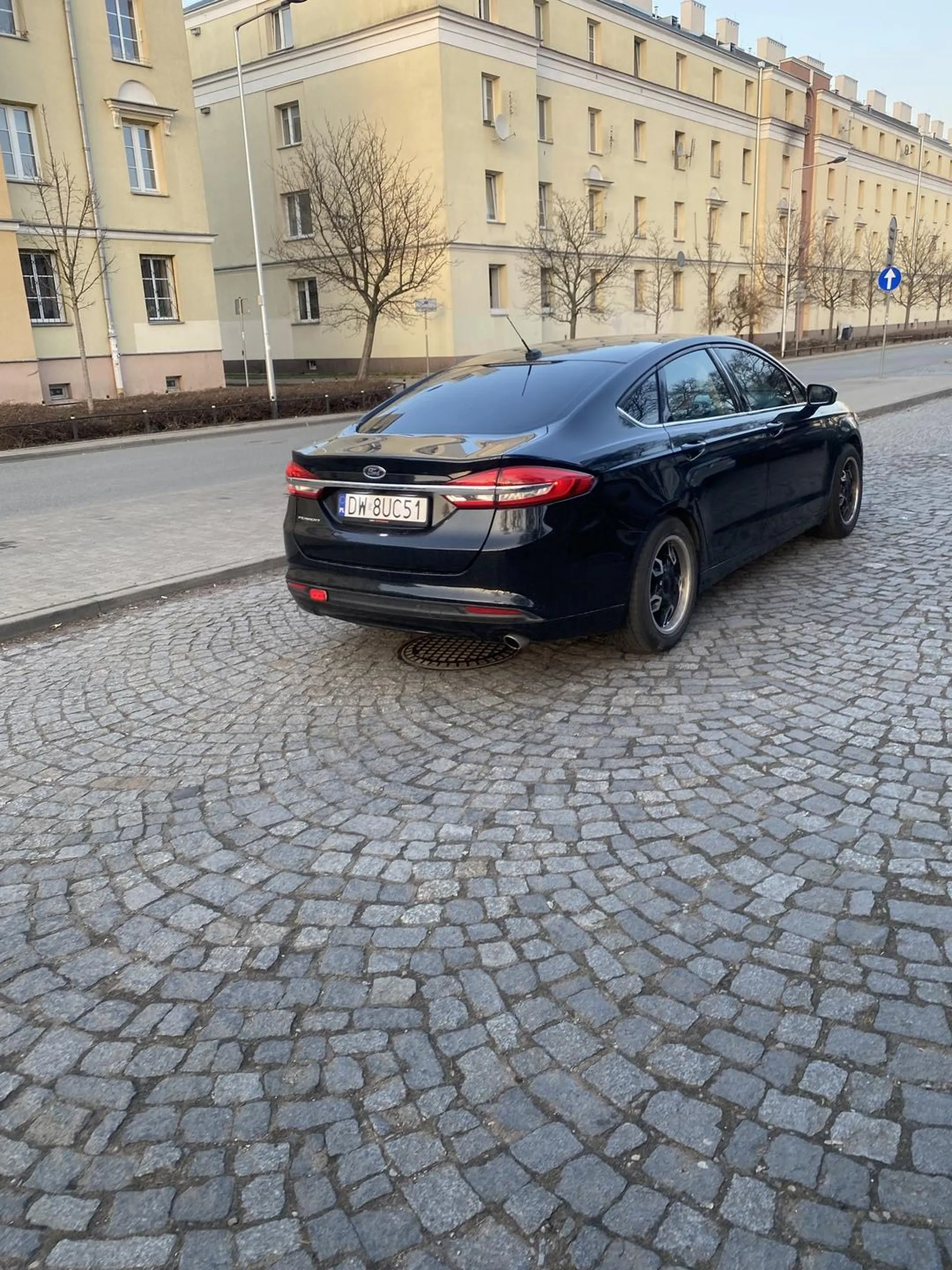Kierowca uszkodził drzwi auta na parkingu. Po tym jak zwróciłam uwagę - usiadł do samochodu i aktywnie próbował uciec , a go kobieta wymachiwała średnim palcem w mój adres