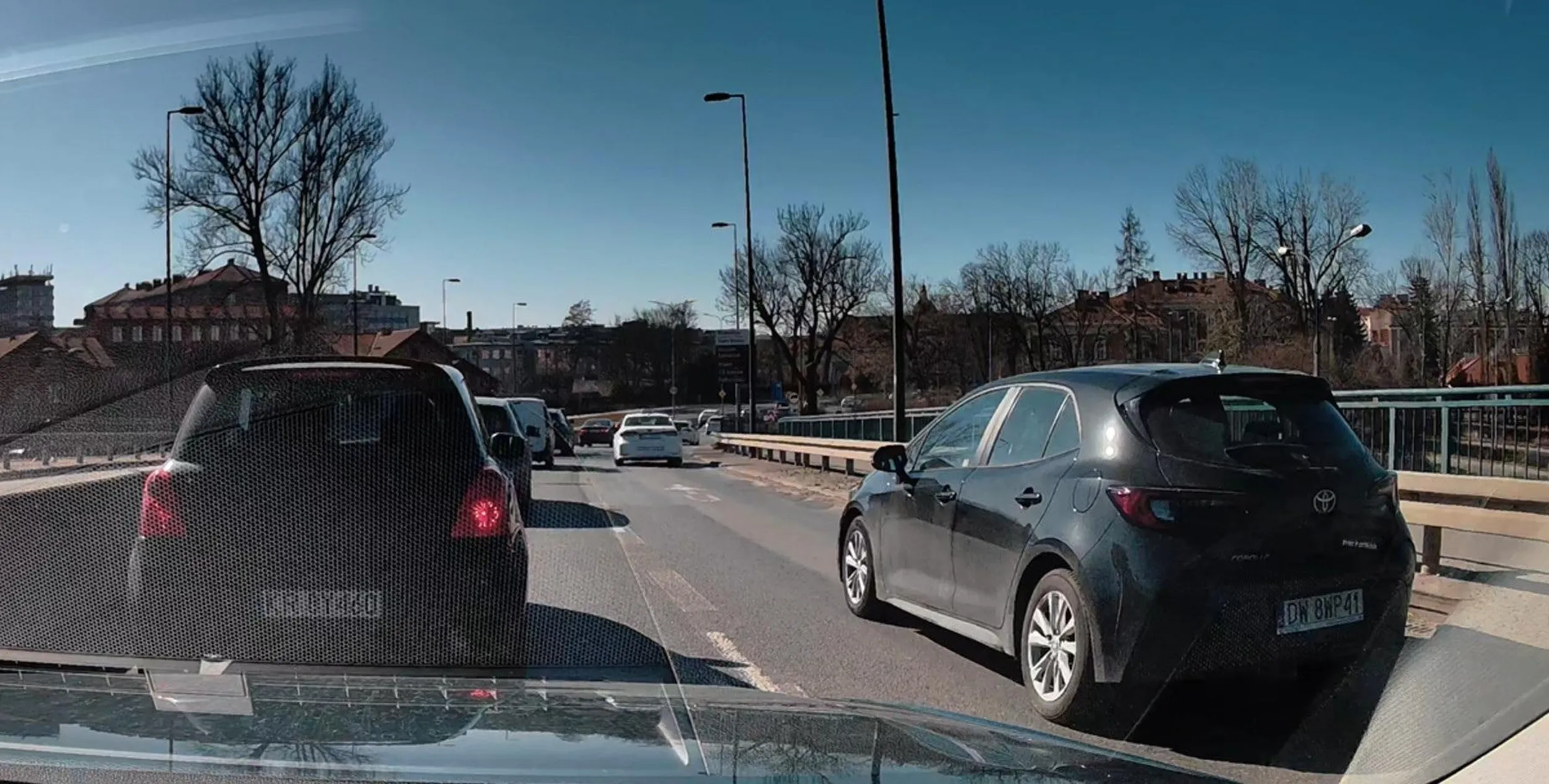 babsztyl zamiast stać w korku omija go sobie beztrosko buspasem