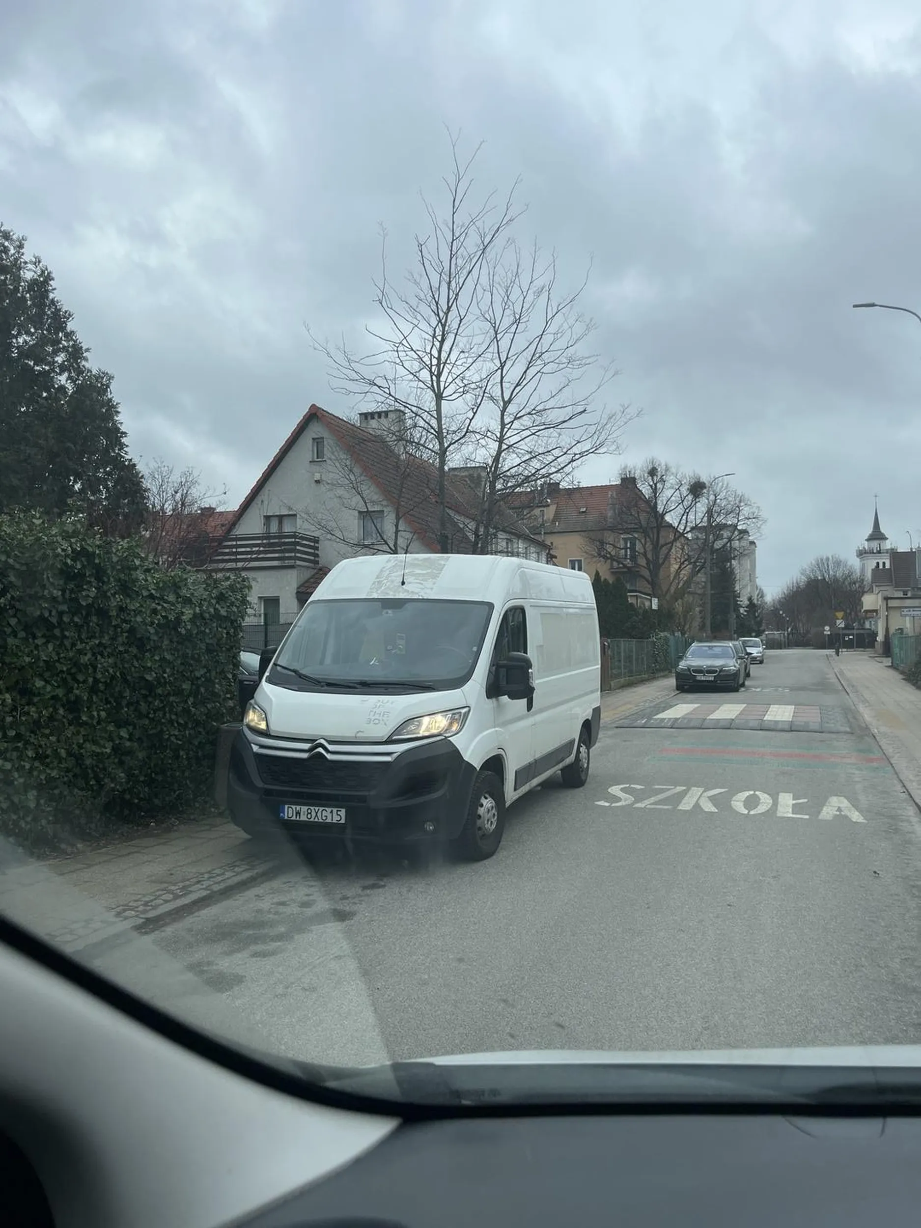 Na wjazdach się nie staje