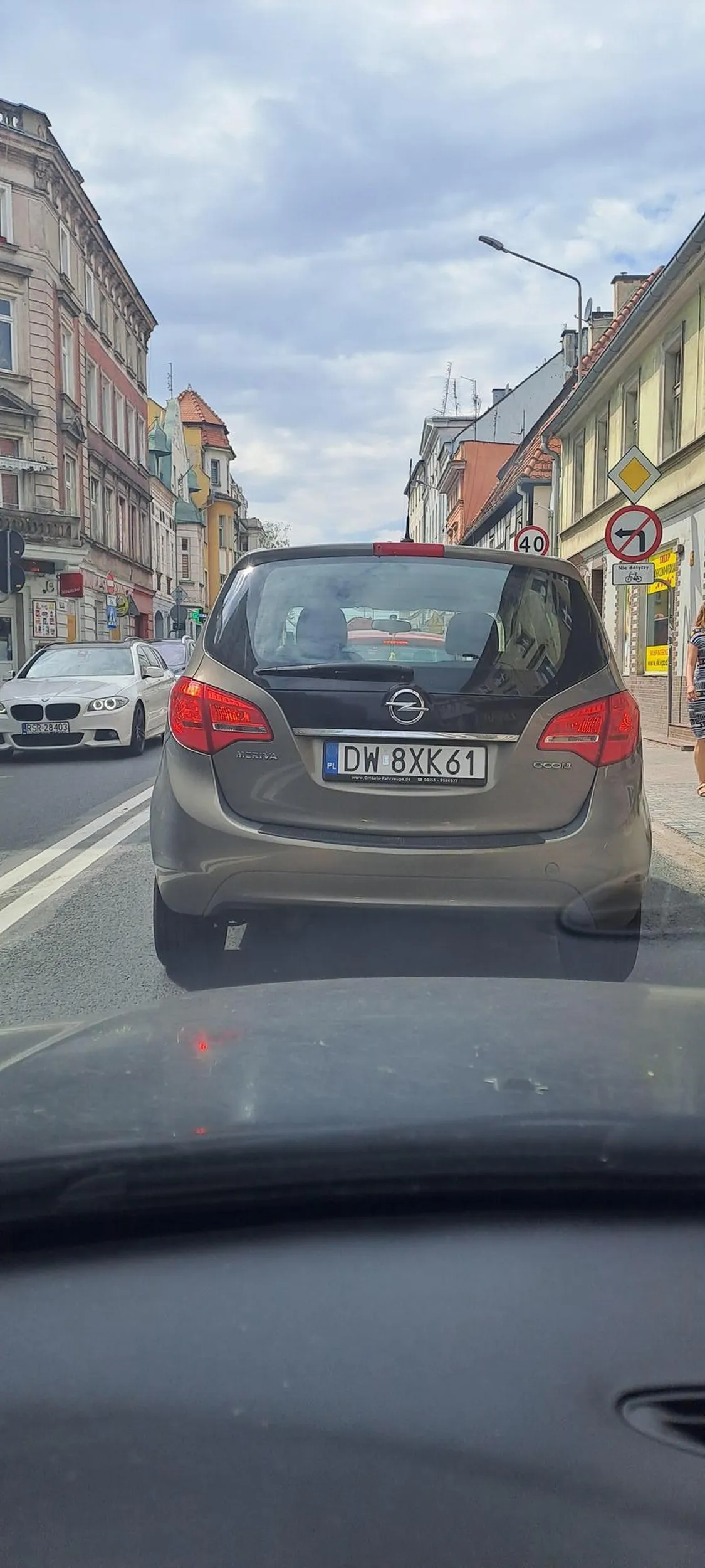 UWAGA !!! Pan Pafafian, stwarza sytuacje bardzo niebezpieczne na drodze, nerwowo wyprzedza prawą stroną auta stojące w korku wykorzystuja zatoki autobusowe. Sytuacja z dnia 25.07.2025 ul. Średzka , Wroclaw. Takim osobom ubezpieczlnie powinny od razu OC i inne skladki podnoscic o 100%.